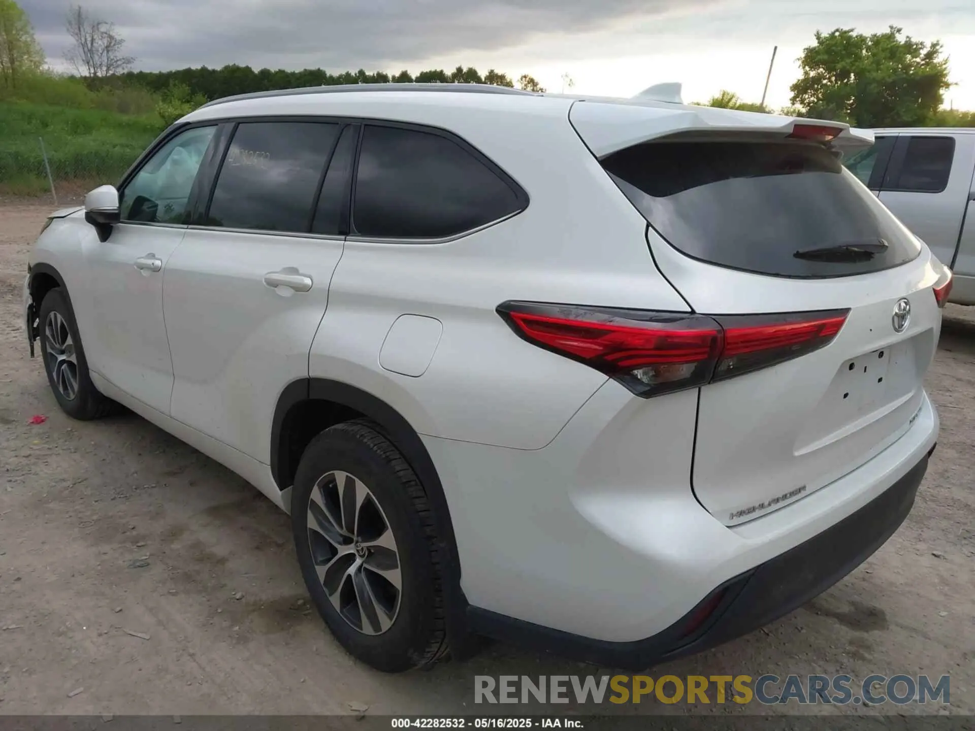 3 Photograph of a damaged car 5TDGZRBHXNS178532 TOYOTA HIGHLANDER 2022