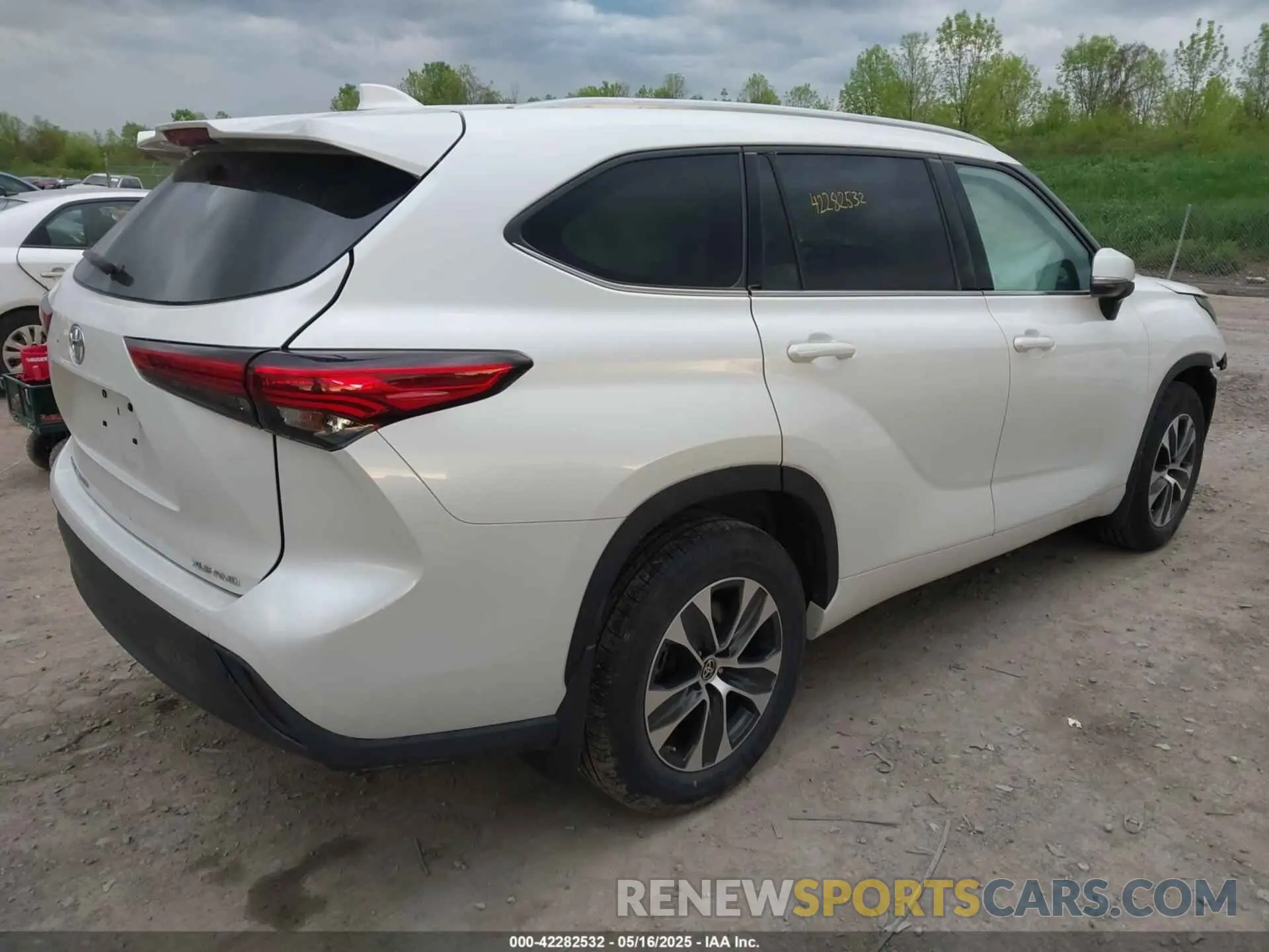 4 Photograph of a damaged car 5TDGZRBHXNS178532 TOYOTA HIGHLANDER 2022