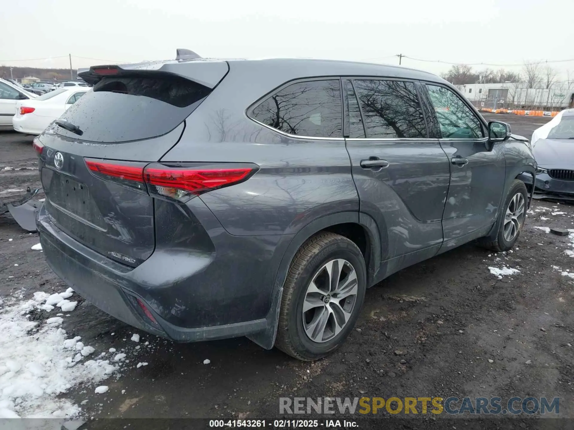 4 Photograph of a damaged car 5TDGZRBHXNS570927 TOYOTA HIGHLANDER 2022