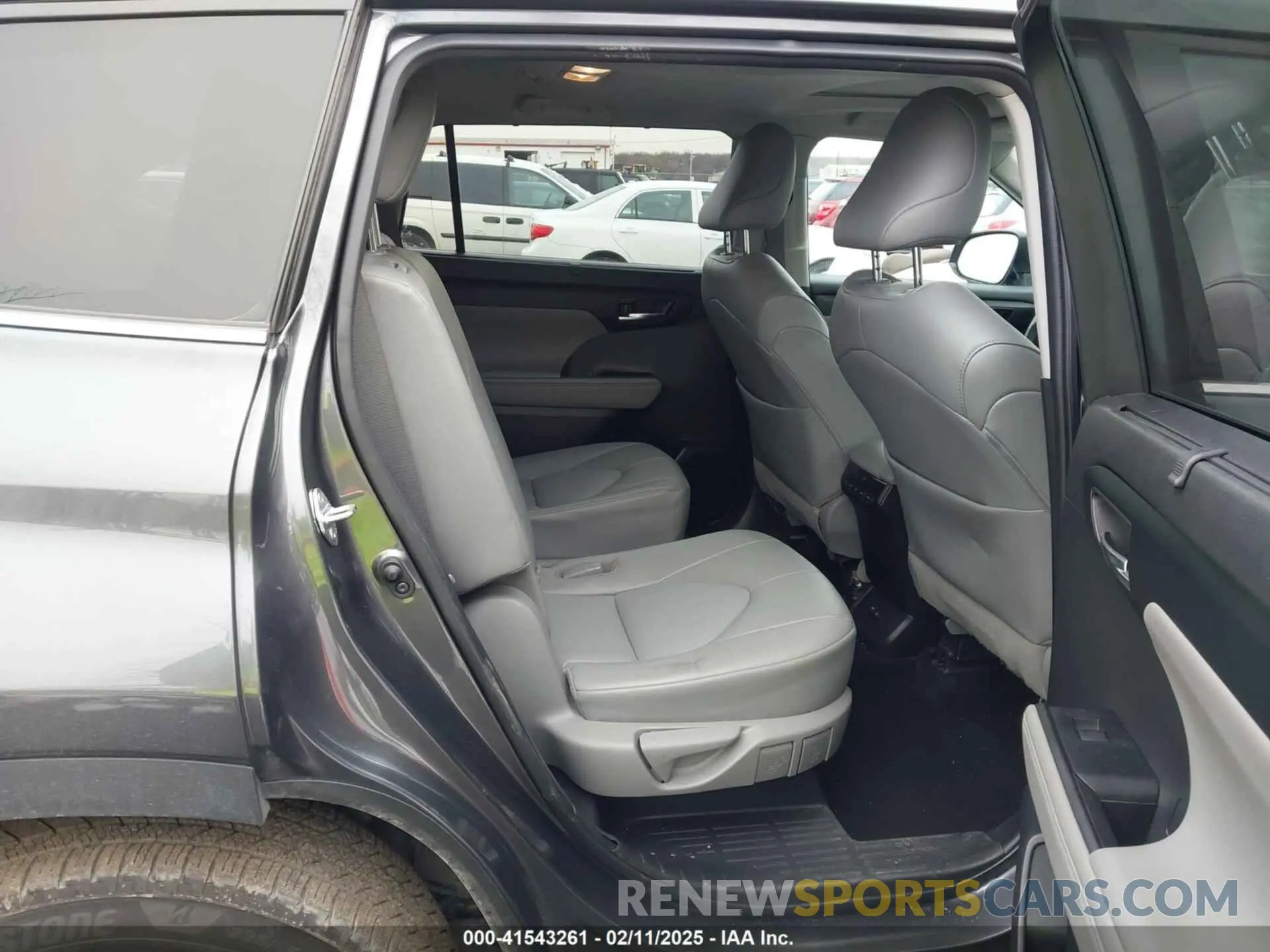 8 Photograph of a damaged car 5TDGZRBHXNS570927 TOYOTA HIGHLANDER 2022