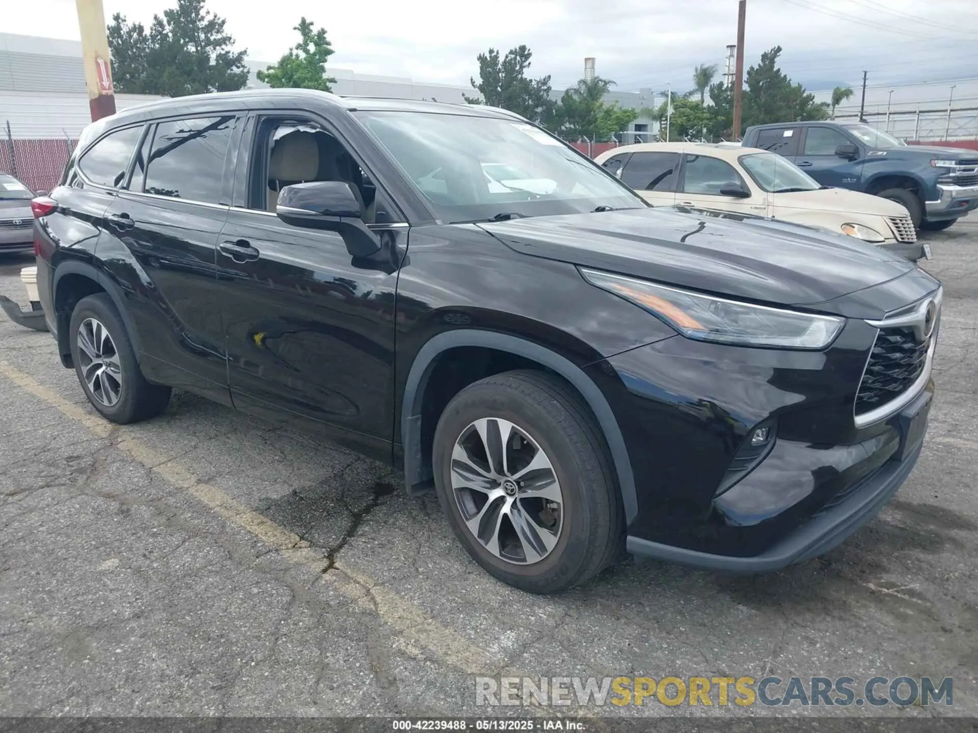 1 Photograph of a damaged car 5TDHZRAH3NS115858 TOYOTA HIGHLANDER 2022