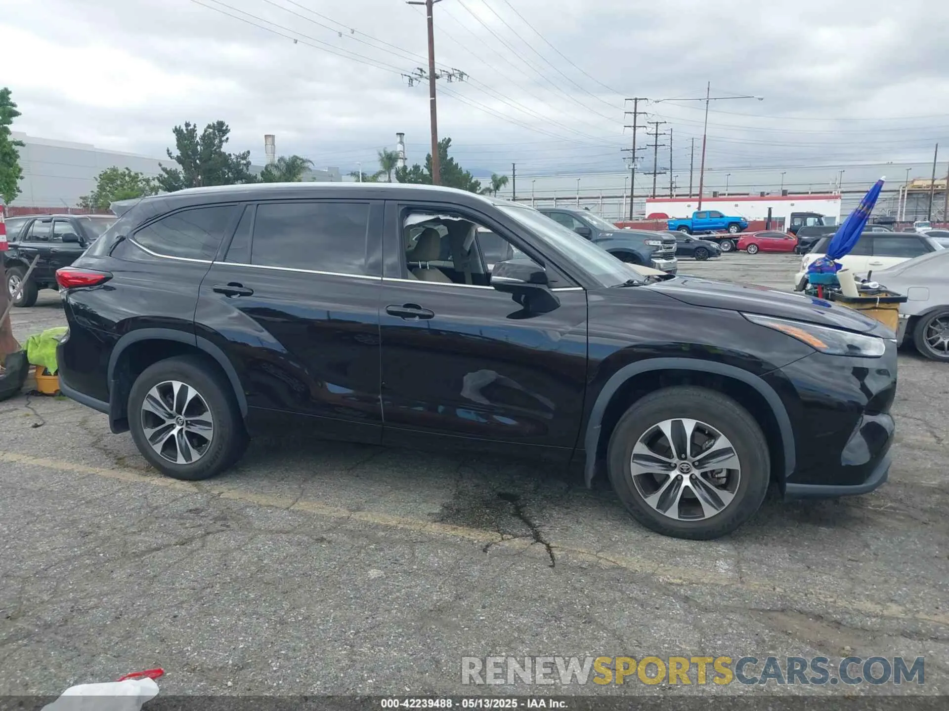 13 Photograph of a damaged car 5TDHZRAH3NS115858 TOYOTA HIGHLANDER 2022
