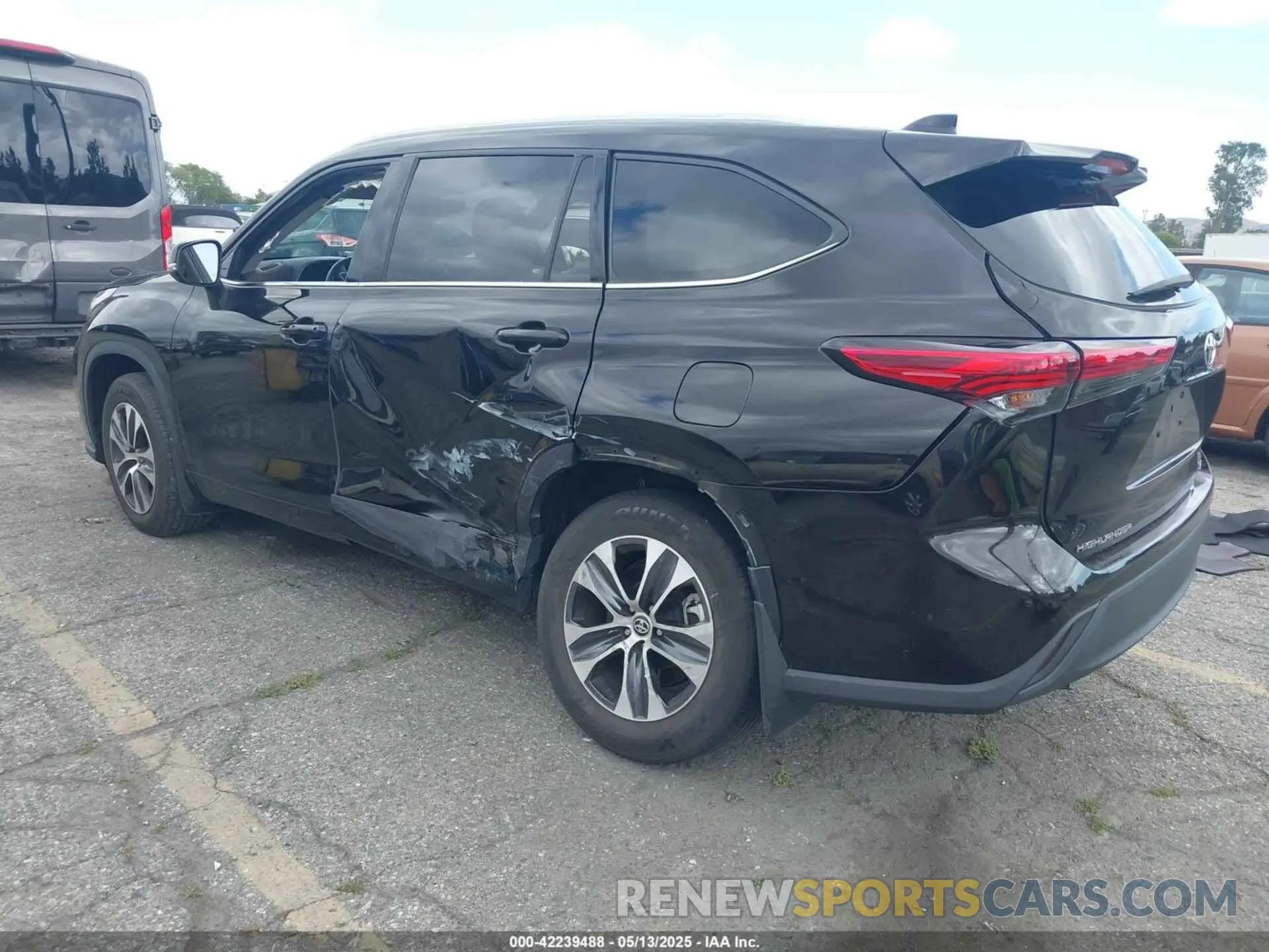 3 Photograph of a damaged car 5TDHZRAH3NS115858 TOYOTA HIGHLANDER 2022