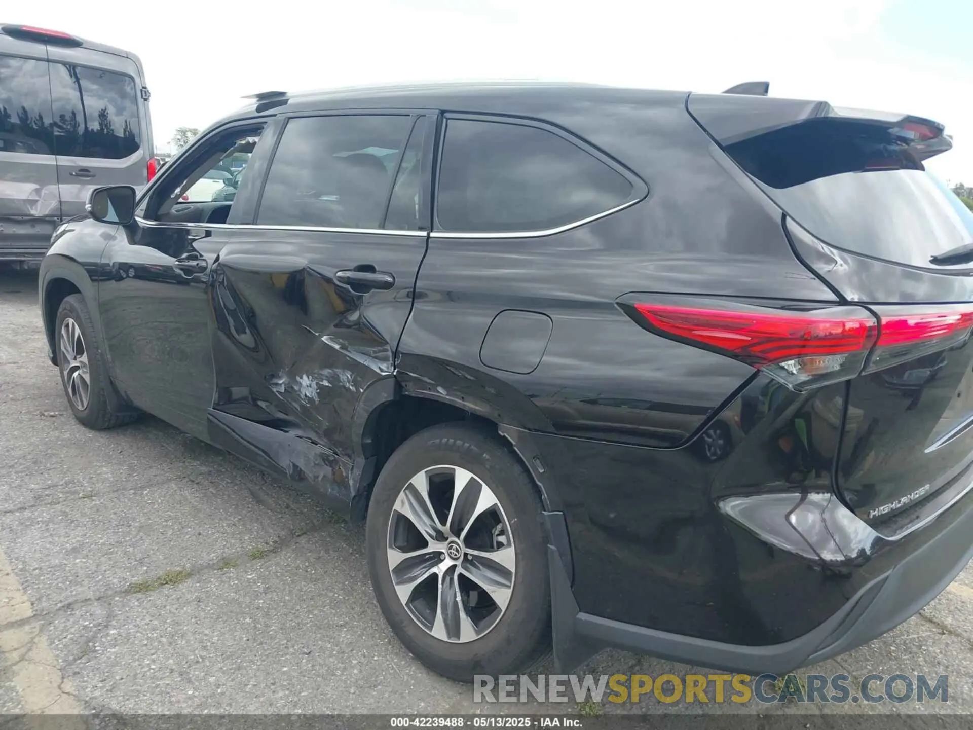 6 Photograph of a damaged car 5TDHZRAH3NS115858 TOYOTA HIGHLANDER 2022