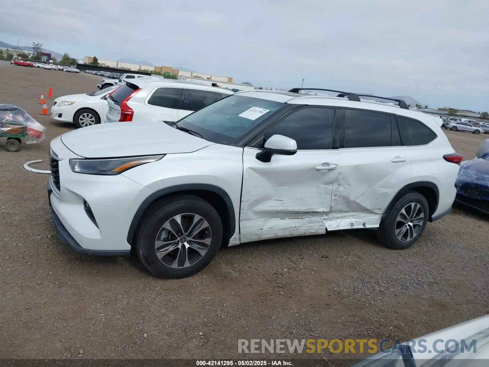 15 Photograph of a damaged car 5TDHZRAH9NS092425 TOYOTA HIGHLANDER 2022