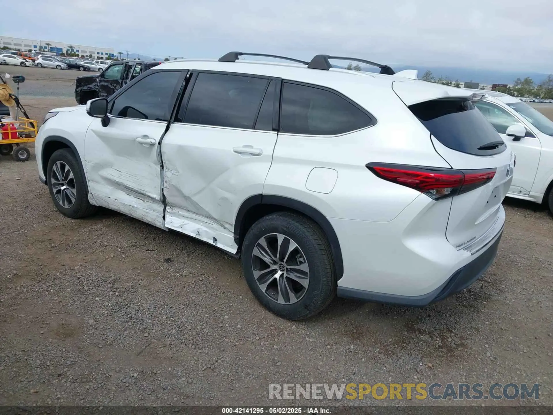 3 Photograph of a damaged car 5TDHZRAH9NS092425 TOYOTA HIGHLANDER 2022