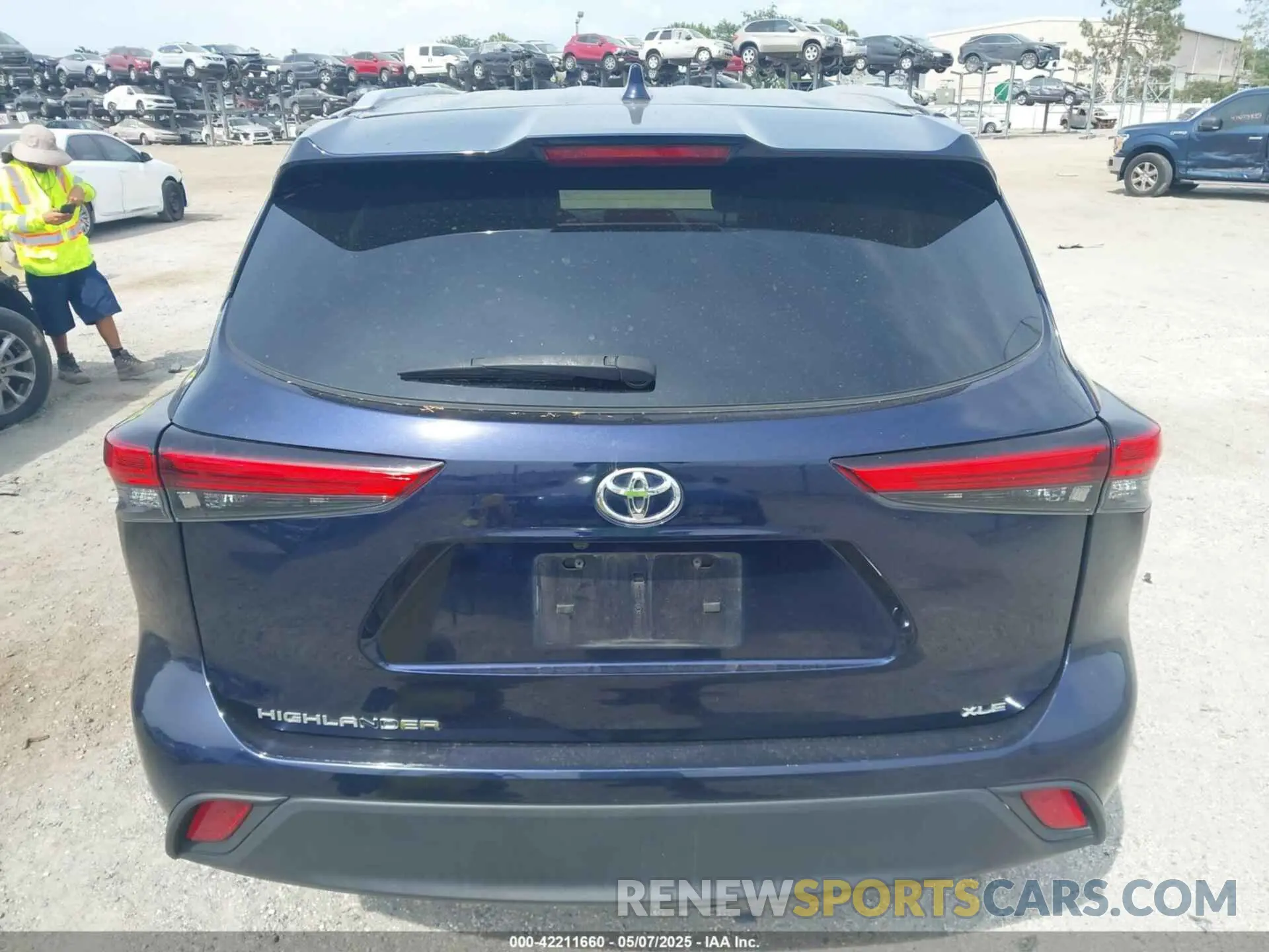 17 Photograph of a damaged car 5TDHZRAHXNS091574 TOYOTA HIGHLANDER 2022