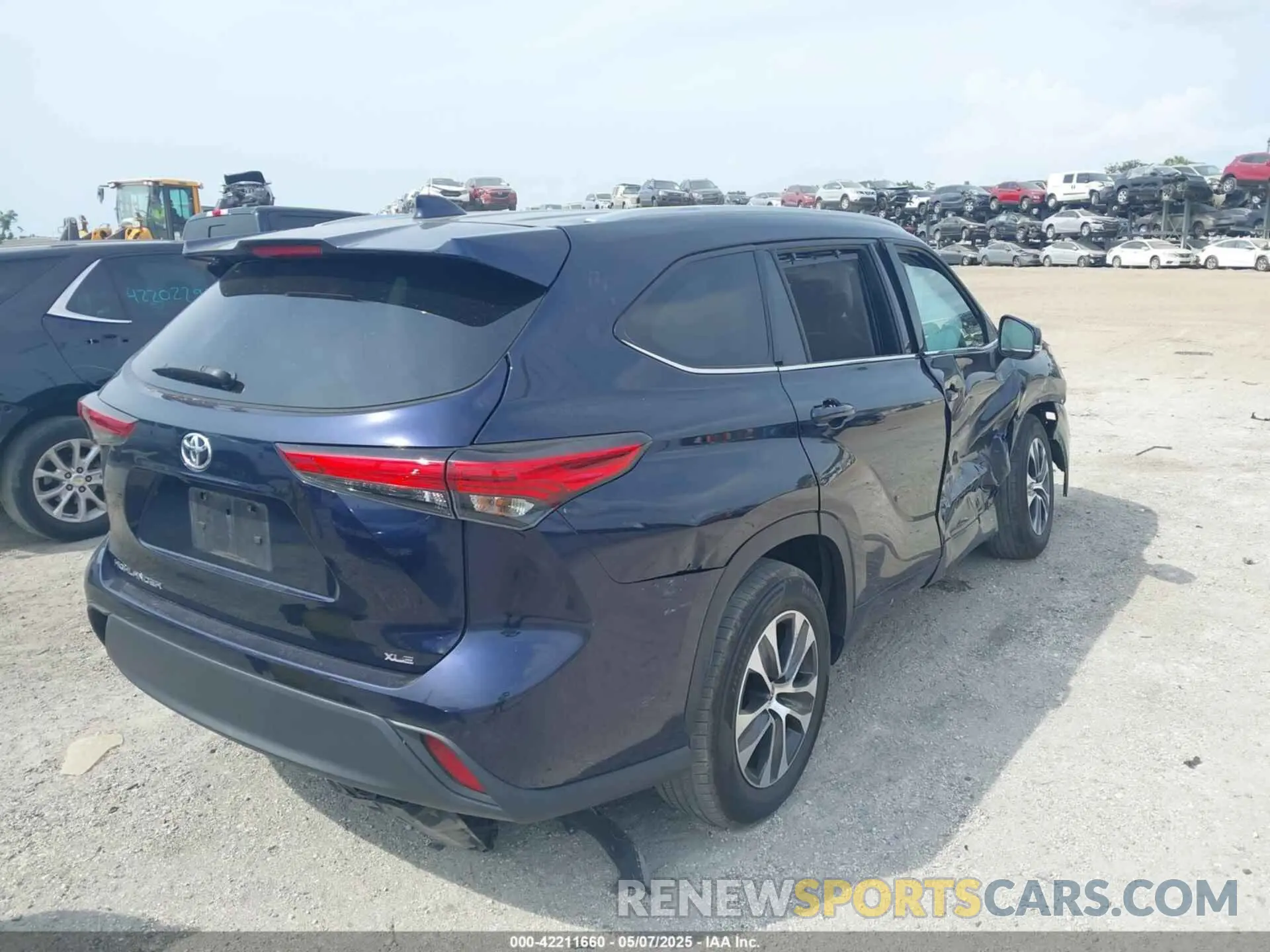 4 Photograph of a damaged car 5TDHZRAHXNS091574 TOYOTA HIGHLANDER 2022