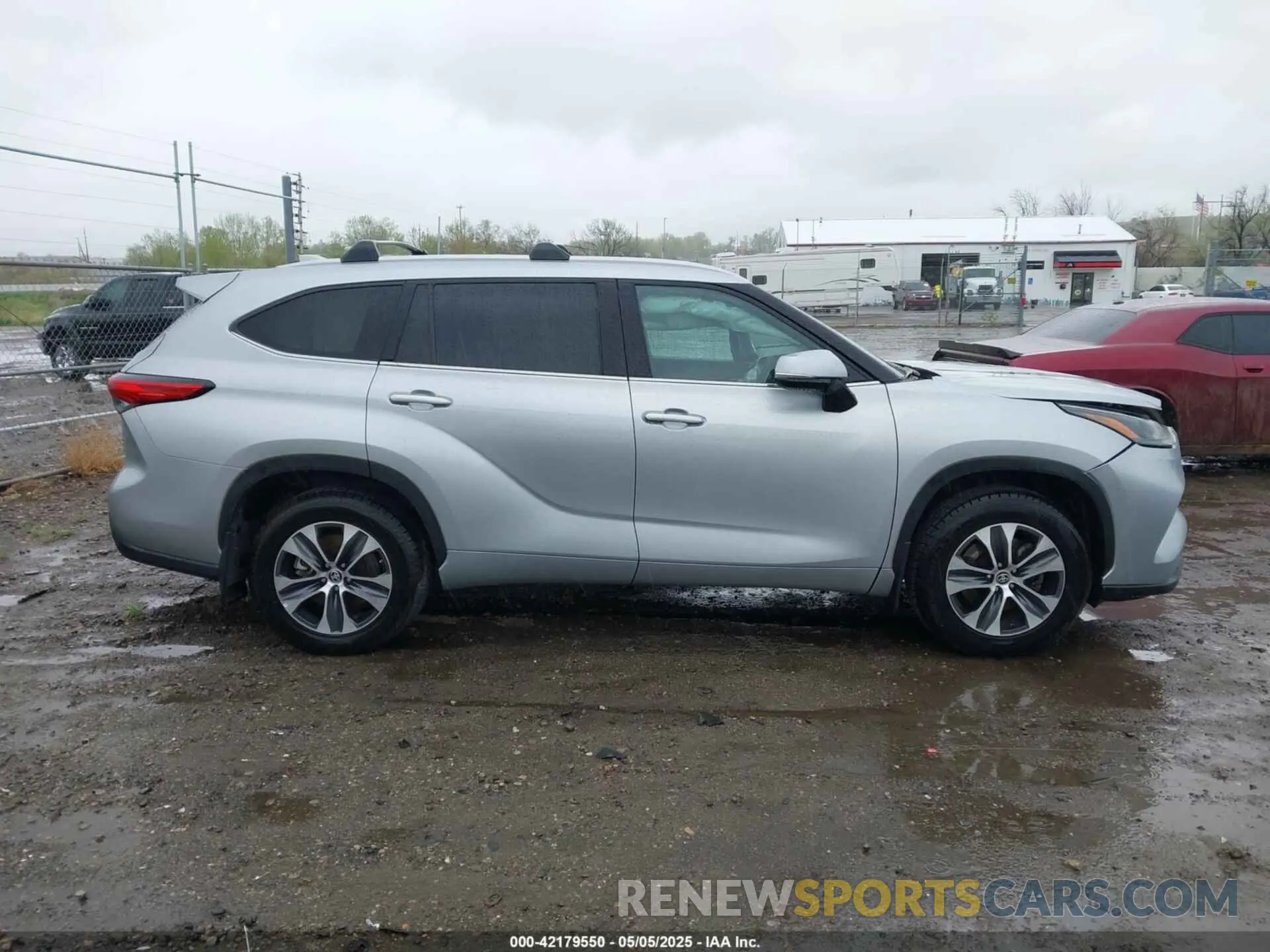14 Photograph of a damaged car 5TDHZRBH4NS597187 TOYOTA HIGHLANDER 2022