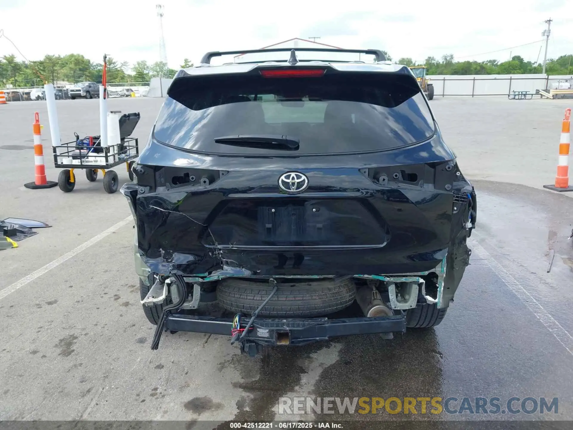 17 Photograph of a damaged car 5TDHZRBHXNS233906 TOYOTA HIGHLANDER 2022