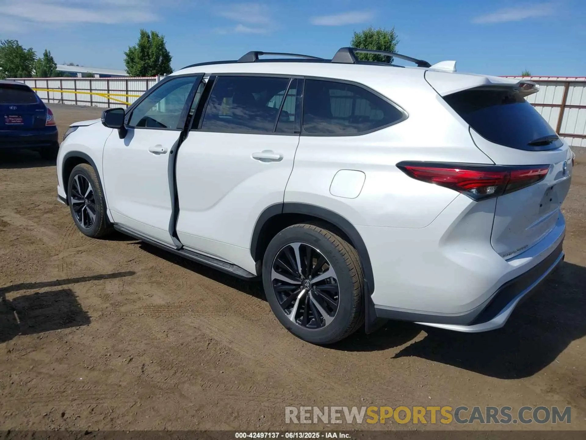 3 Photograph of a damaged car 5TDLZRAH1NS139084 TOYOTA HIGHLANDER 2022