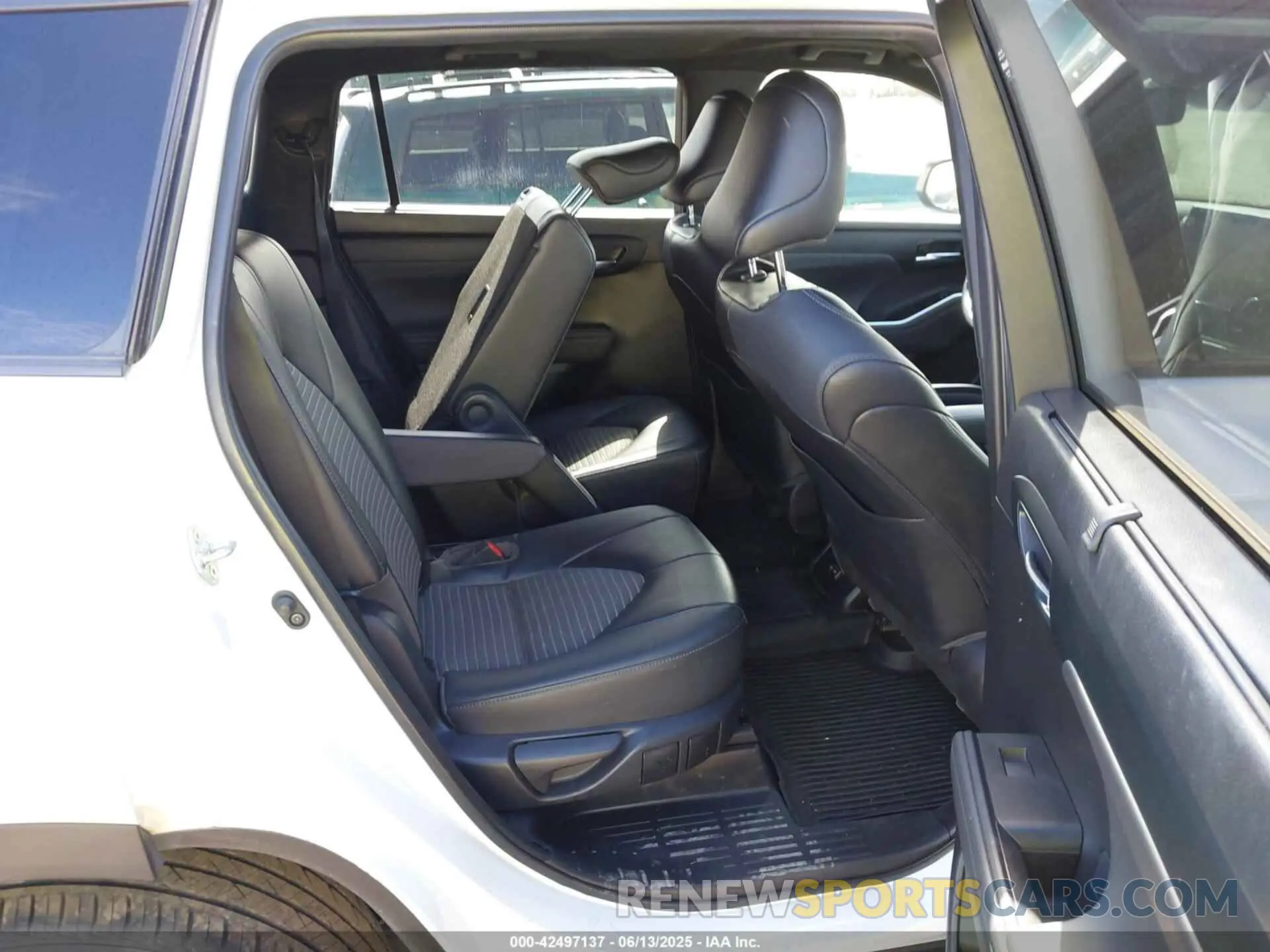 8 Photograph of a damaged car 5TDLZRAH1NS139084 TOYOTA HIGHLANDER 2022