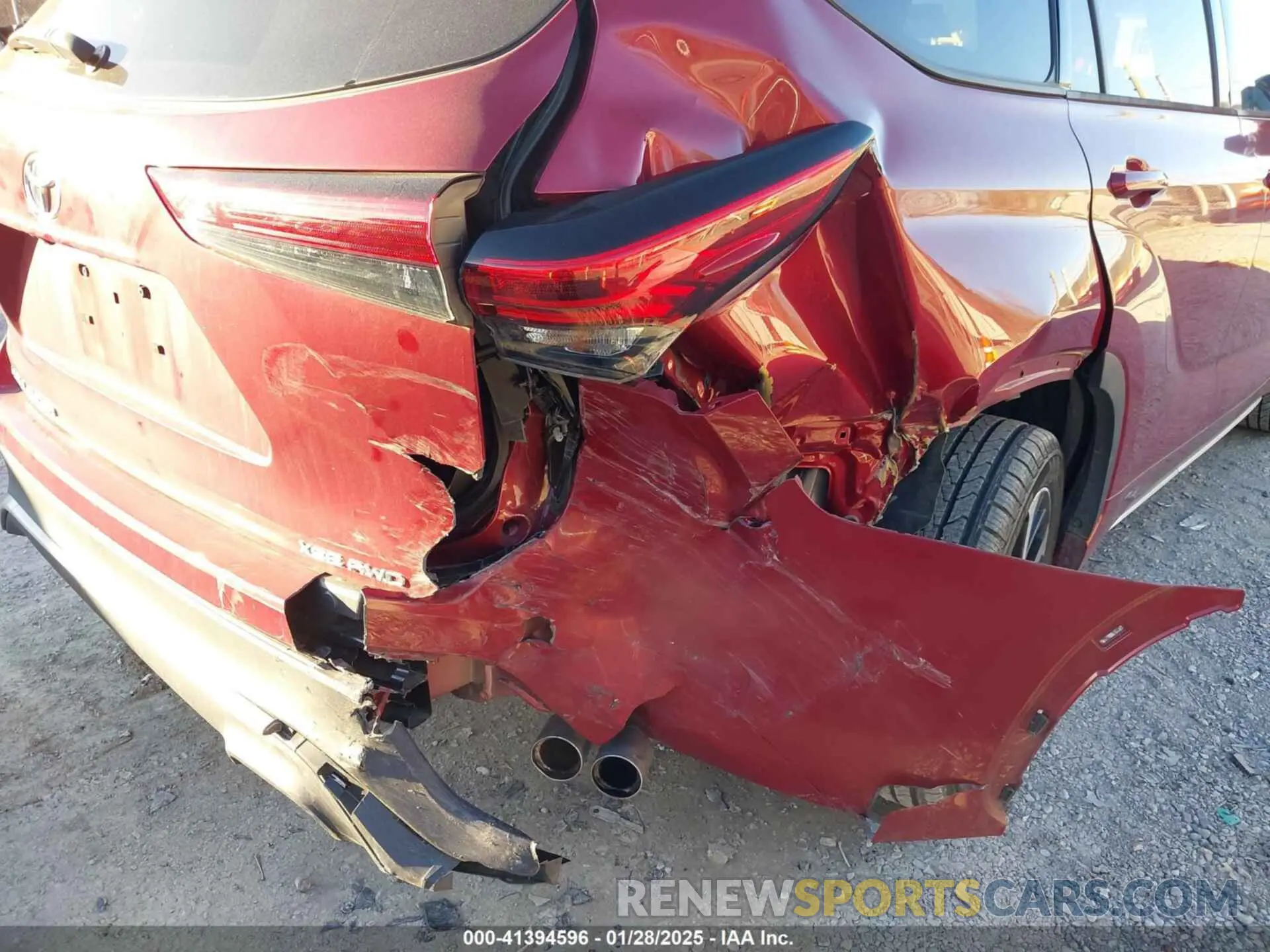 17 Photograph of a damaged car 5TDLZRBH0NS180675 TOYOTA HIGHLANDER 2022