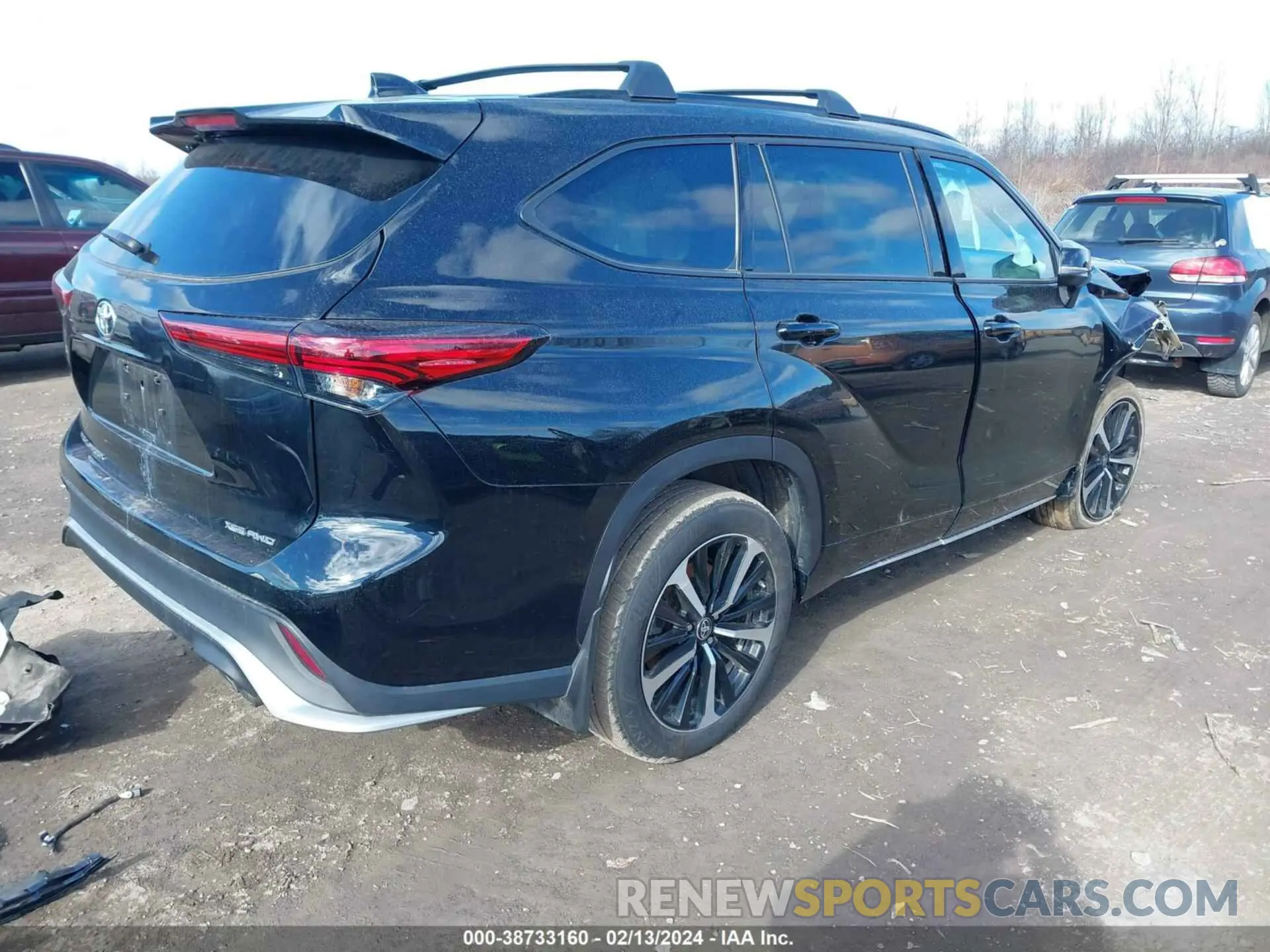 4 Photograph of a damaged car 5TDLZRBHXNS254393 TOYOTA HIGHLANDER 2022