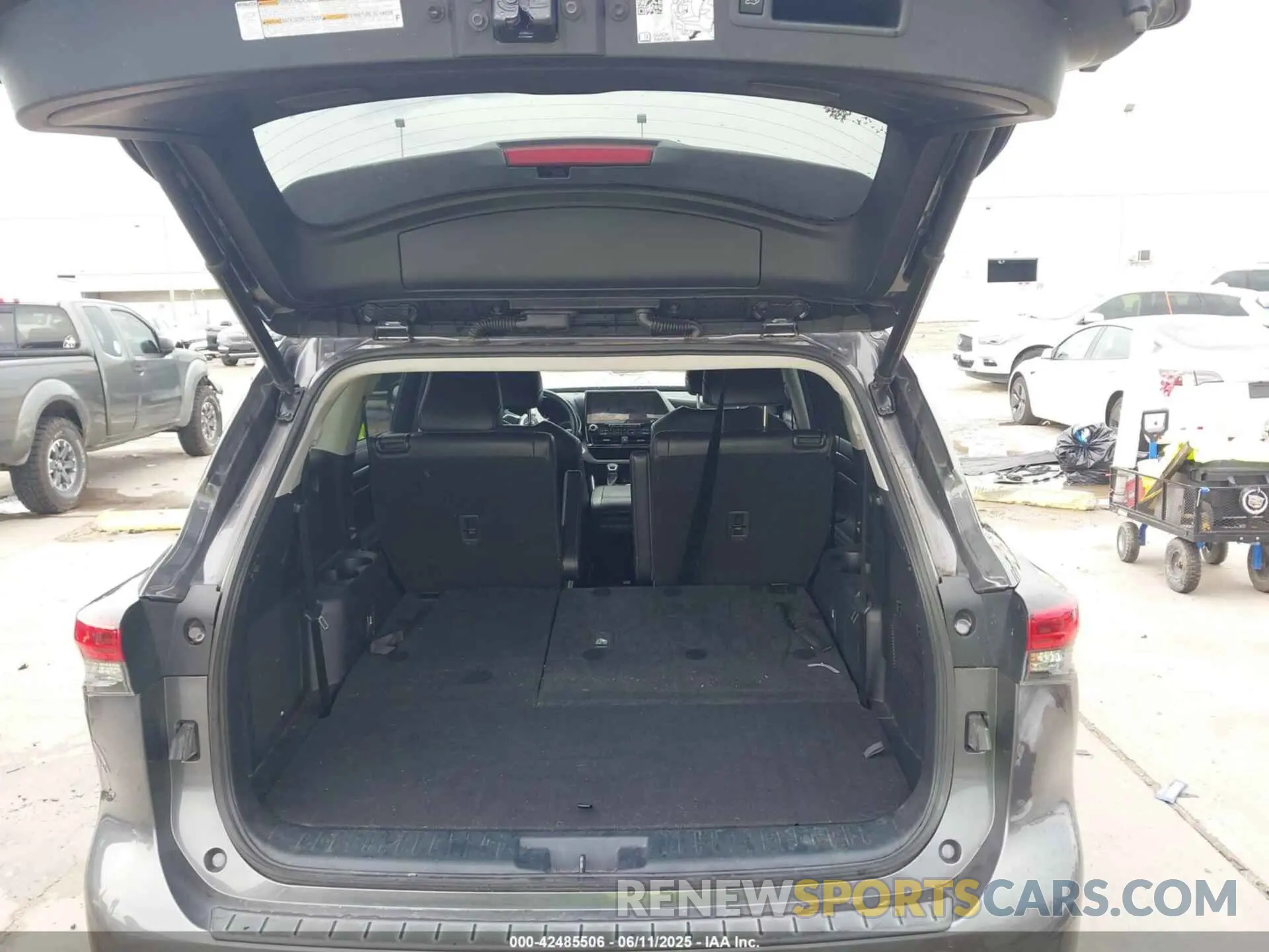 17 Photograph of a damaged car 5TDYARAH5NS513080 TOYOTA HIGHLANDER 2022
