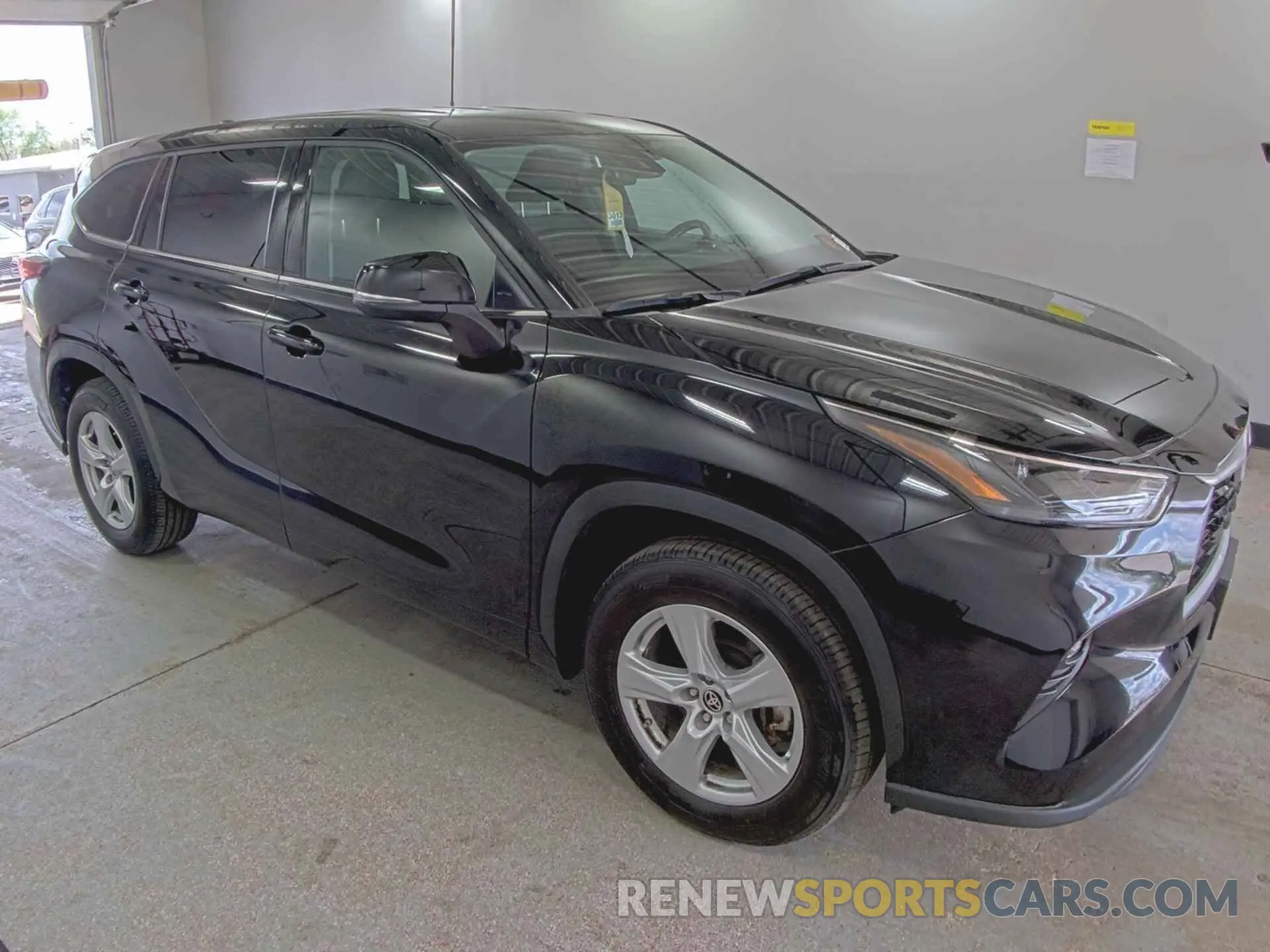 11 Photograph of a damaged car 5TDZZRAH1NS559227 TOYOTA HIGHLANDER 2022