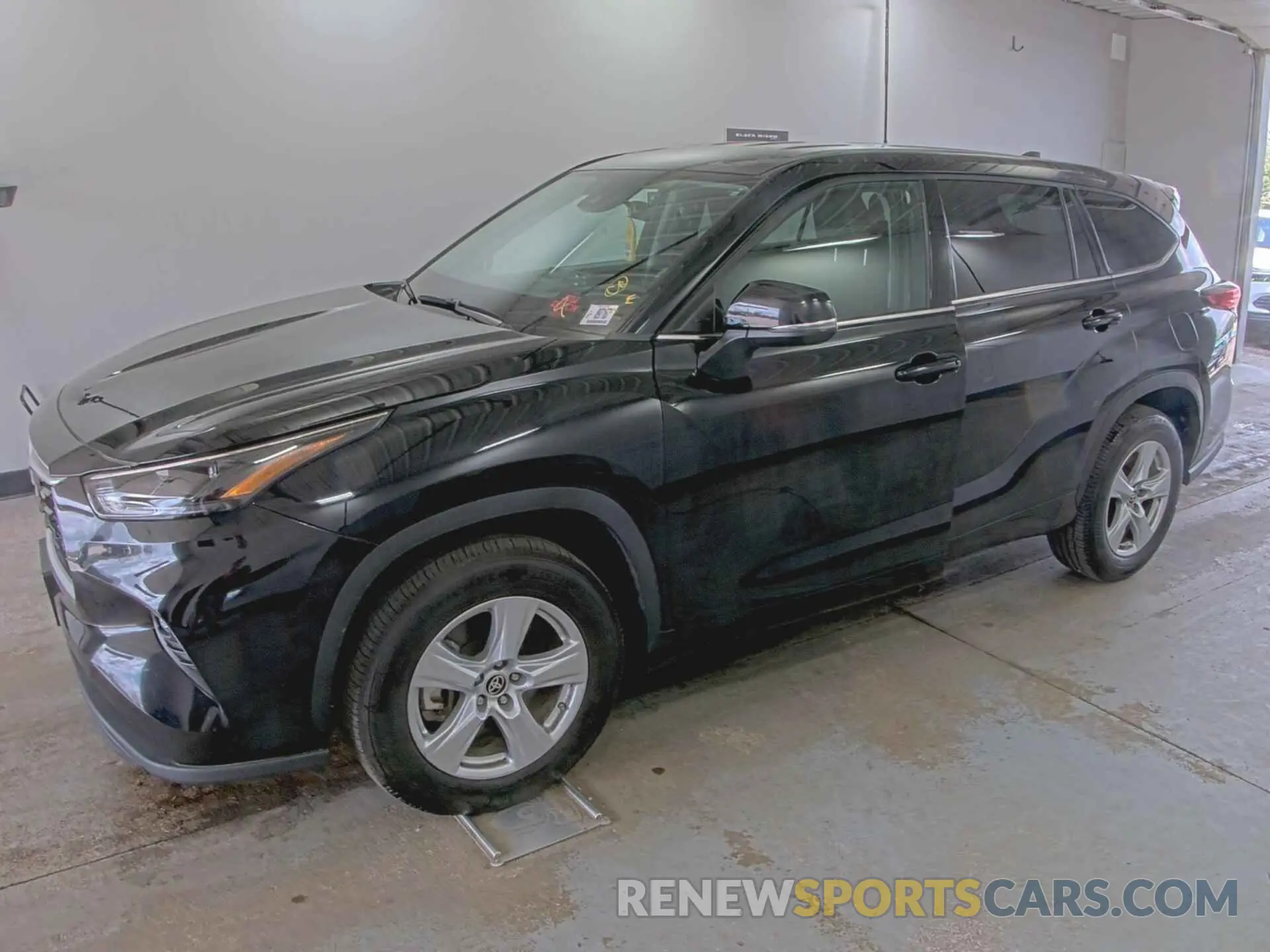 23 Photograph of a damaged car 5TDZZRAH1NS559227 TOYOTA HIGHLANDER 2022