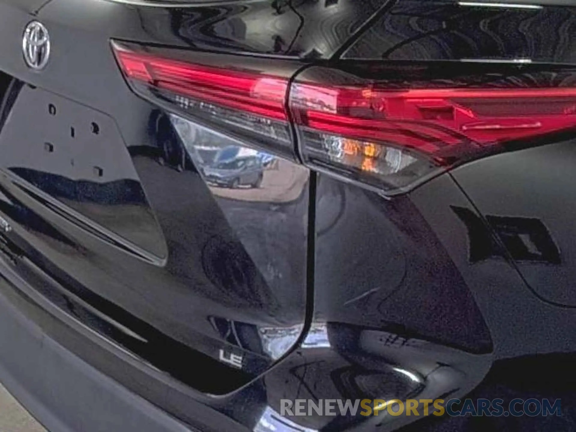 4 Photograph of a damaged car 5TDZZRAH1NS559227 TOYOTA HIGHLANDER 2022