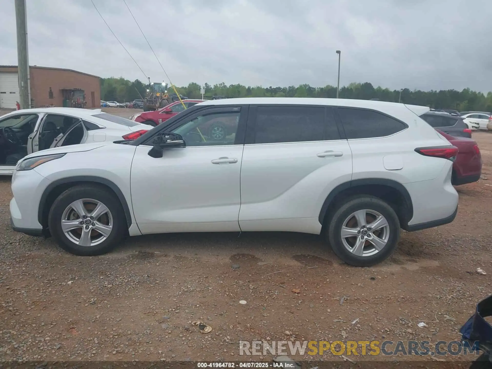 14 Photograph of a damaged car 5TDZZRAH4NS104484 TOYOTA HIGHLANDER 2022