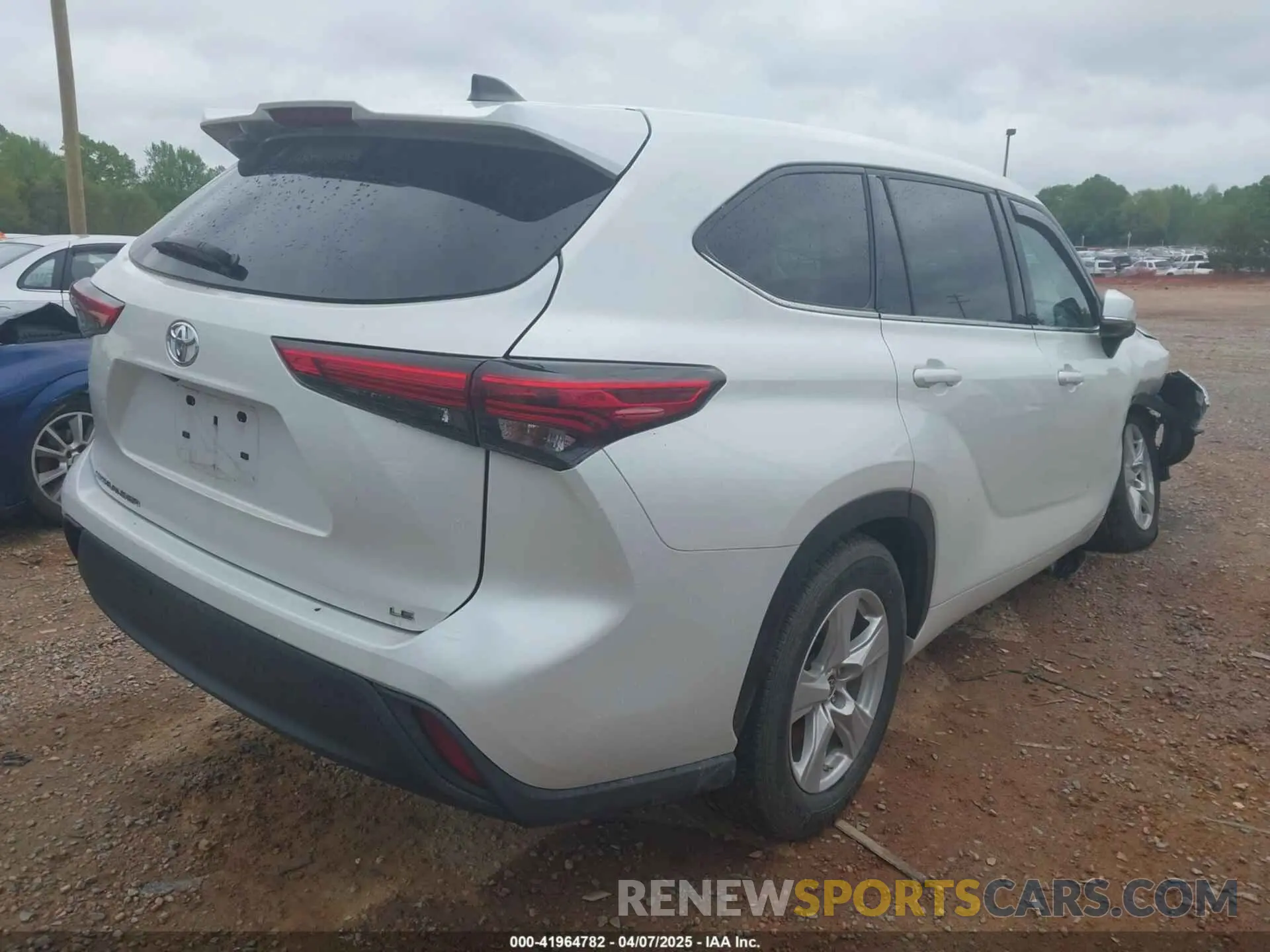 4 Photograph of a damaged car 5TDZZRAH4NS104484 TOYOTA HIGHLANDER 2022