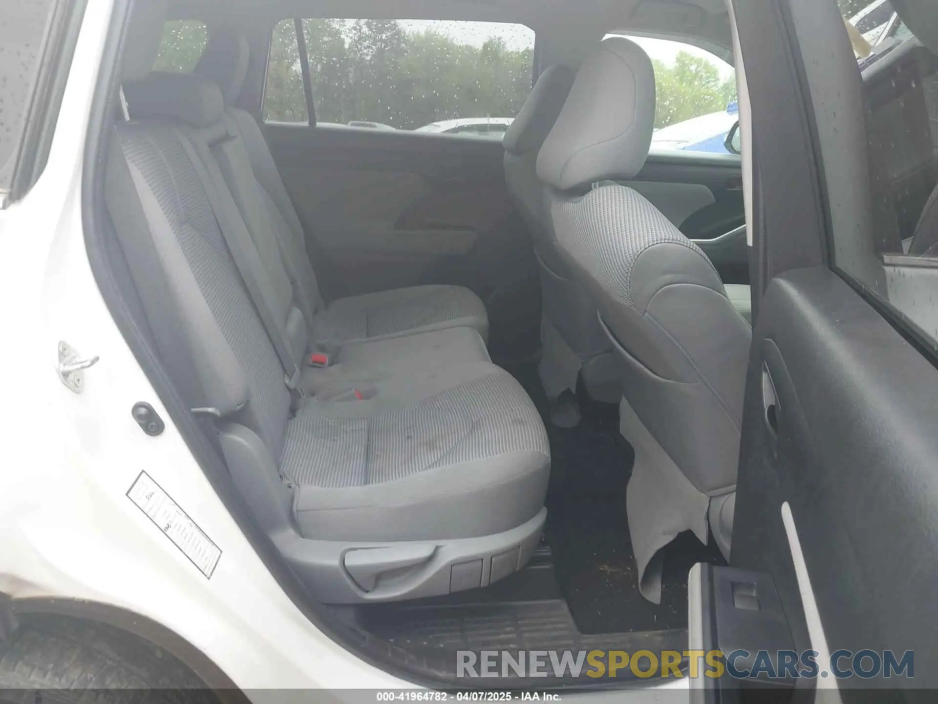 8 Photograph of a damaged car 5TDZZRAH4NS104484 TOYOTA HIGHLANDER 2022