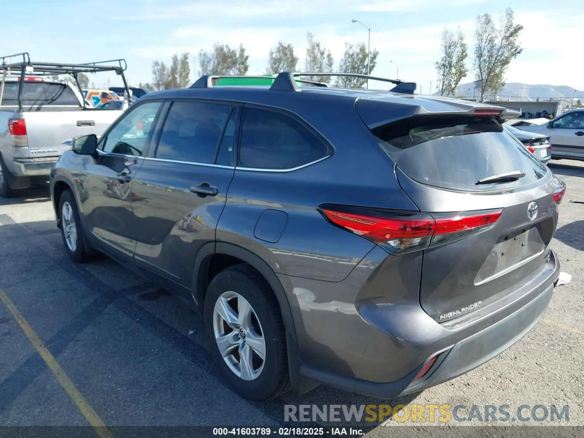 3 Photograph of a damaged car 5TDZZRAH5NS122458 TOYOTA HIGHLANDER 2022