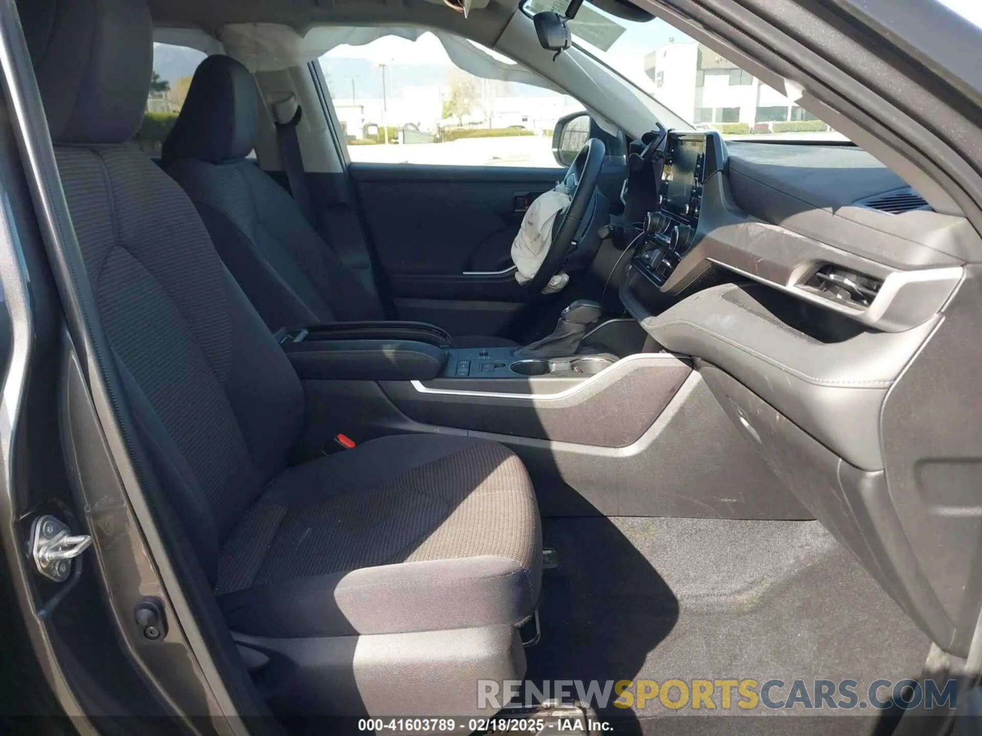 5 Photograph of a damaged car 5TDZZRAH5NS122458 TOYOTA HIGHLANDER 2022