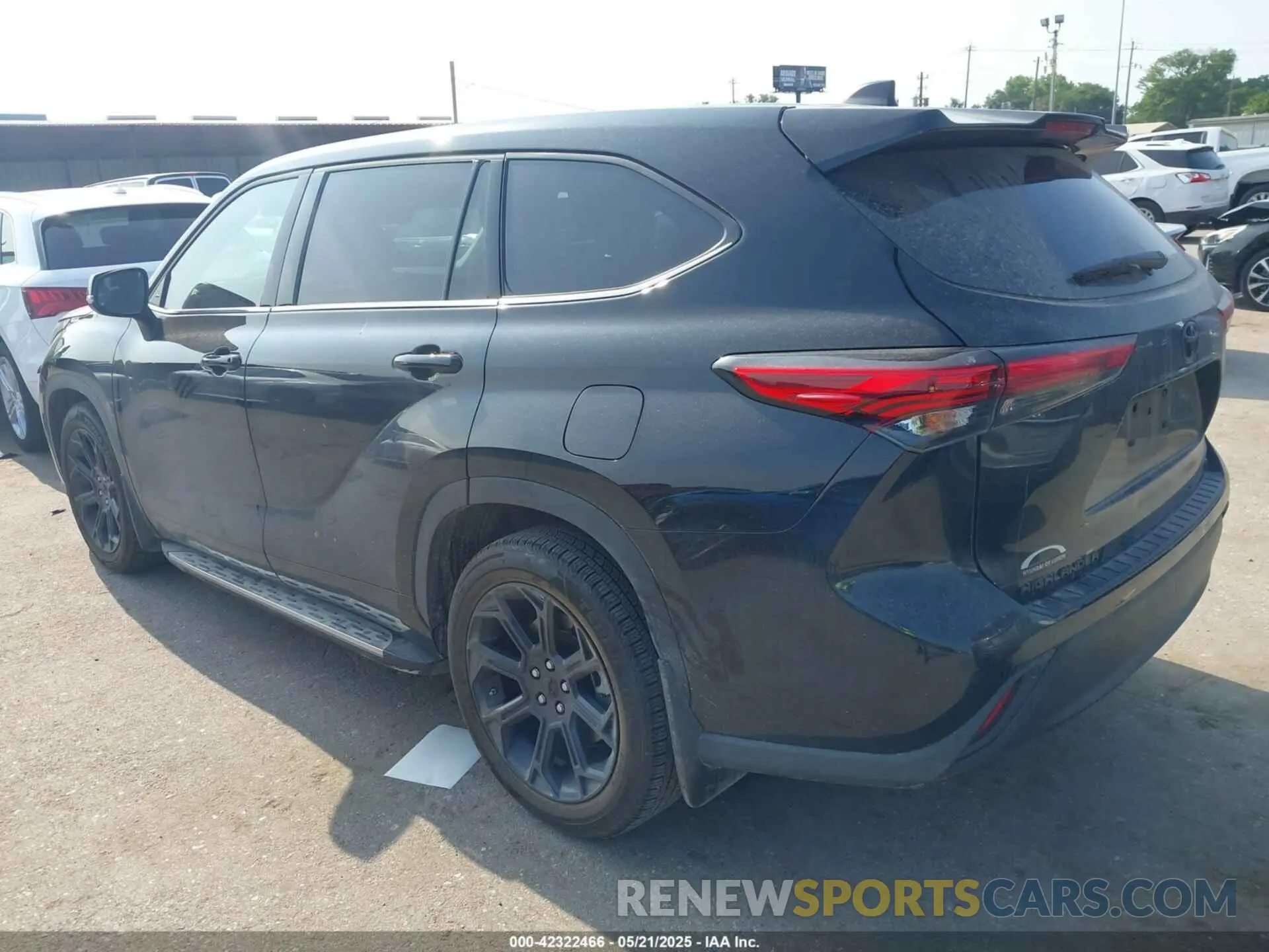 3 Photograph of a damaged car 5TDZZRAH7NS557045 TOYOTA HIGHLANDER 2022
