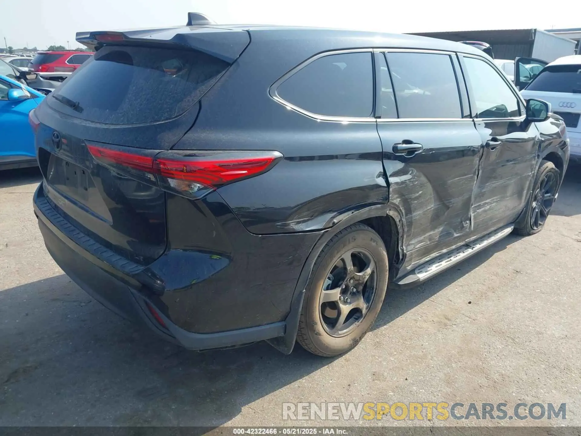 4 Photograph of a damaged car 5TDZZRAH7NS557045 TOYOTA HIGHLANDER 2022
