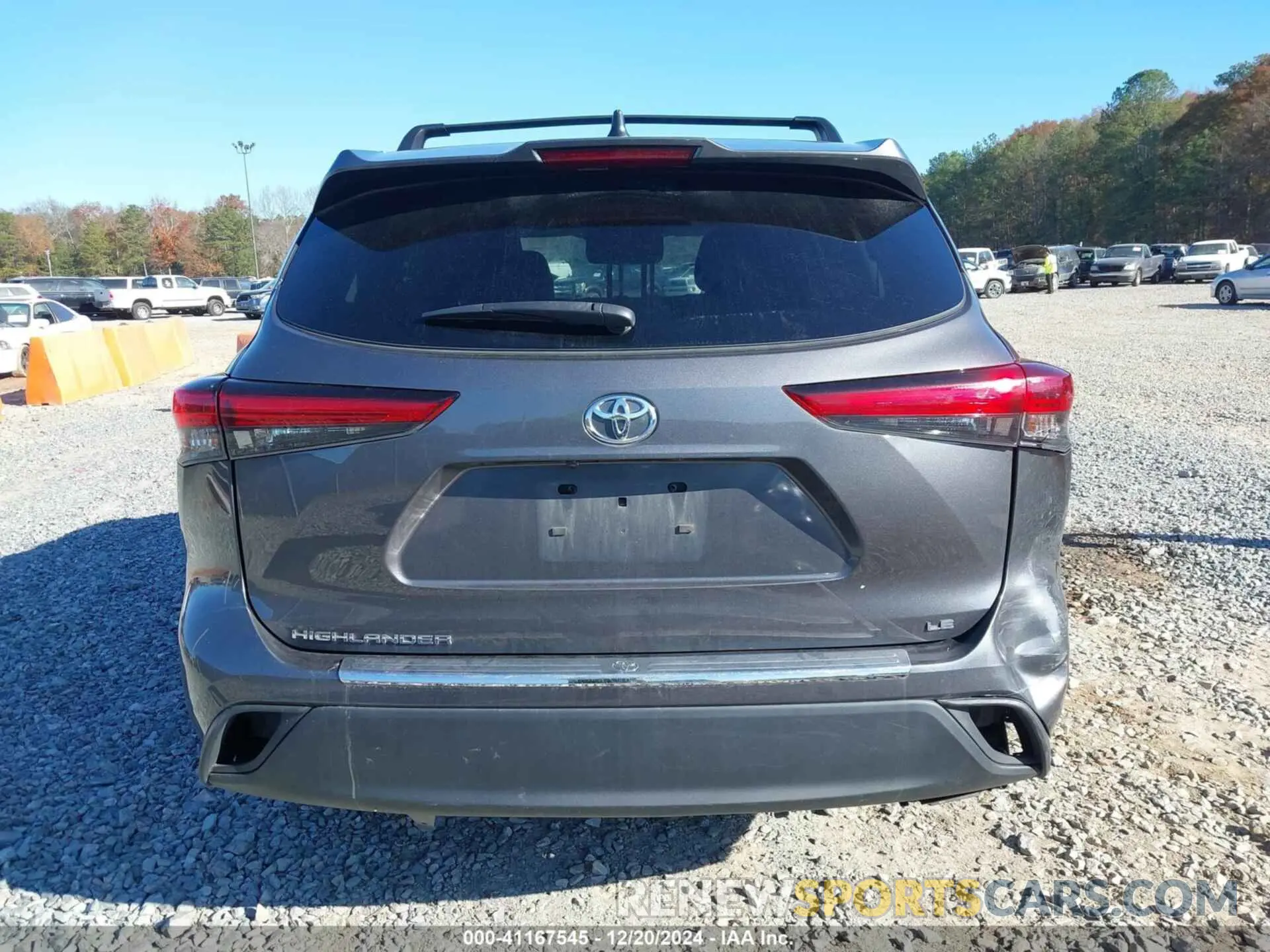 17 Photograph of a damaged car 5TDZZRAH7NS557191 TOYOTA HIGHLANDER 2022