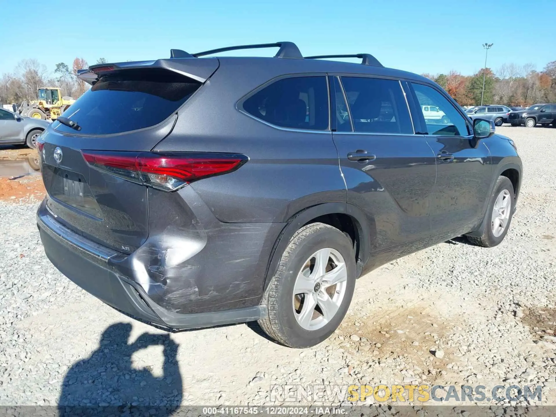 4 Photograph of a damaged car 5TDZZRAH7NS557191 TOYOTA HIGHLANDER 2022