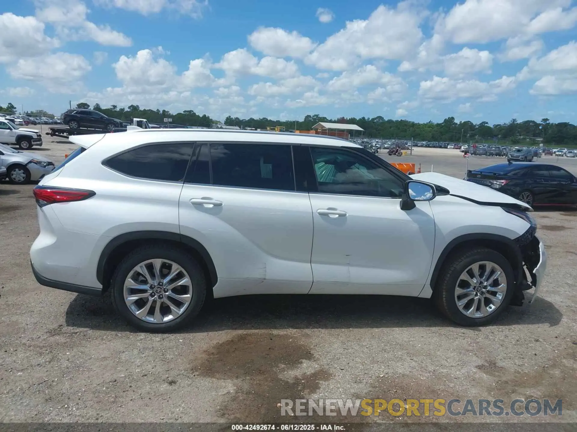 13 Photograph of a damaged car 5TDKDRAH1PS007309 TOYOTA HIGHLANDER 2023