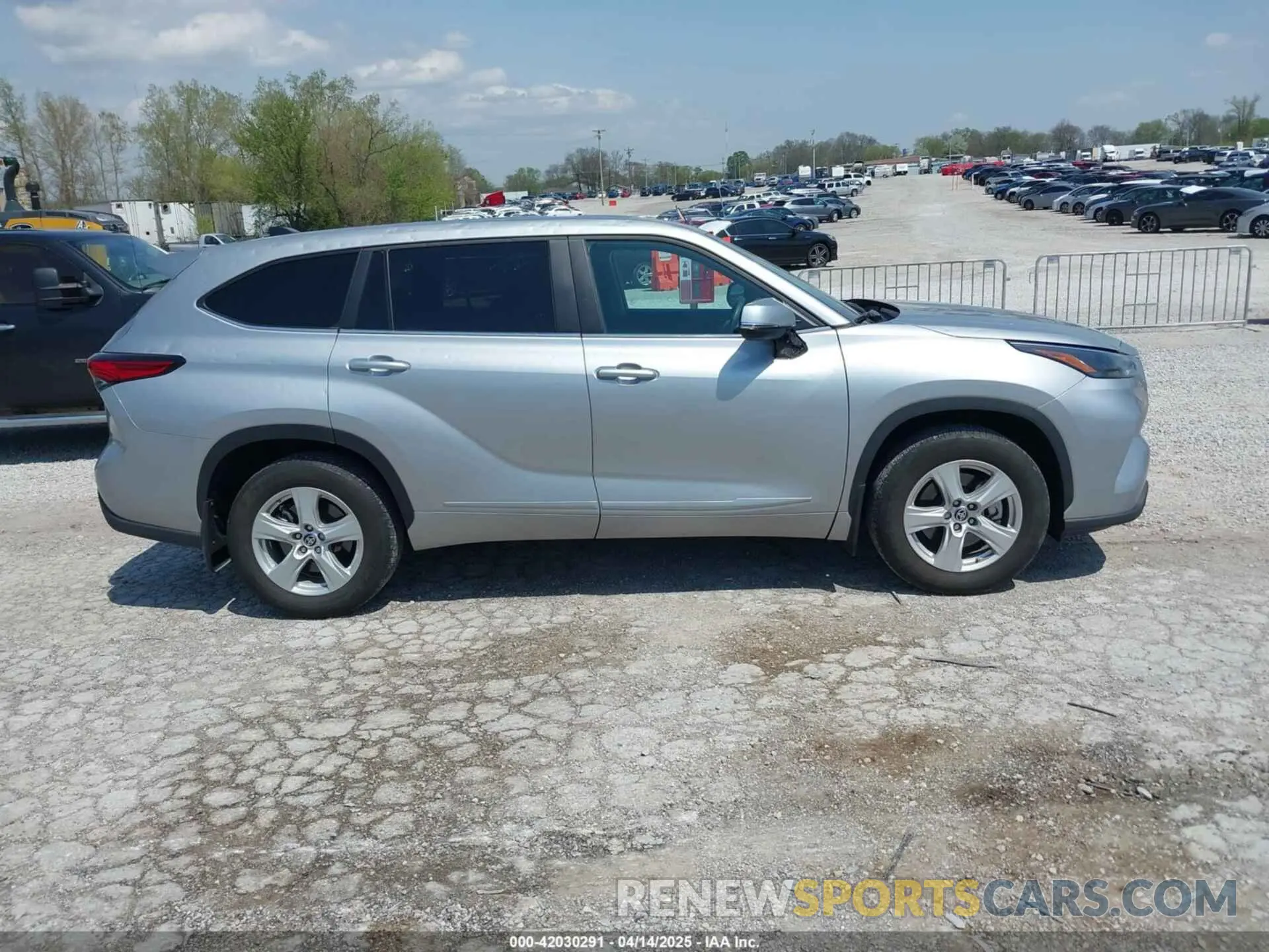 13 Photograph of a damaged car 5TDKDRAH1PS048393 TOYOTA HIGHLANDER 2023