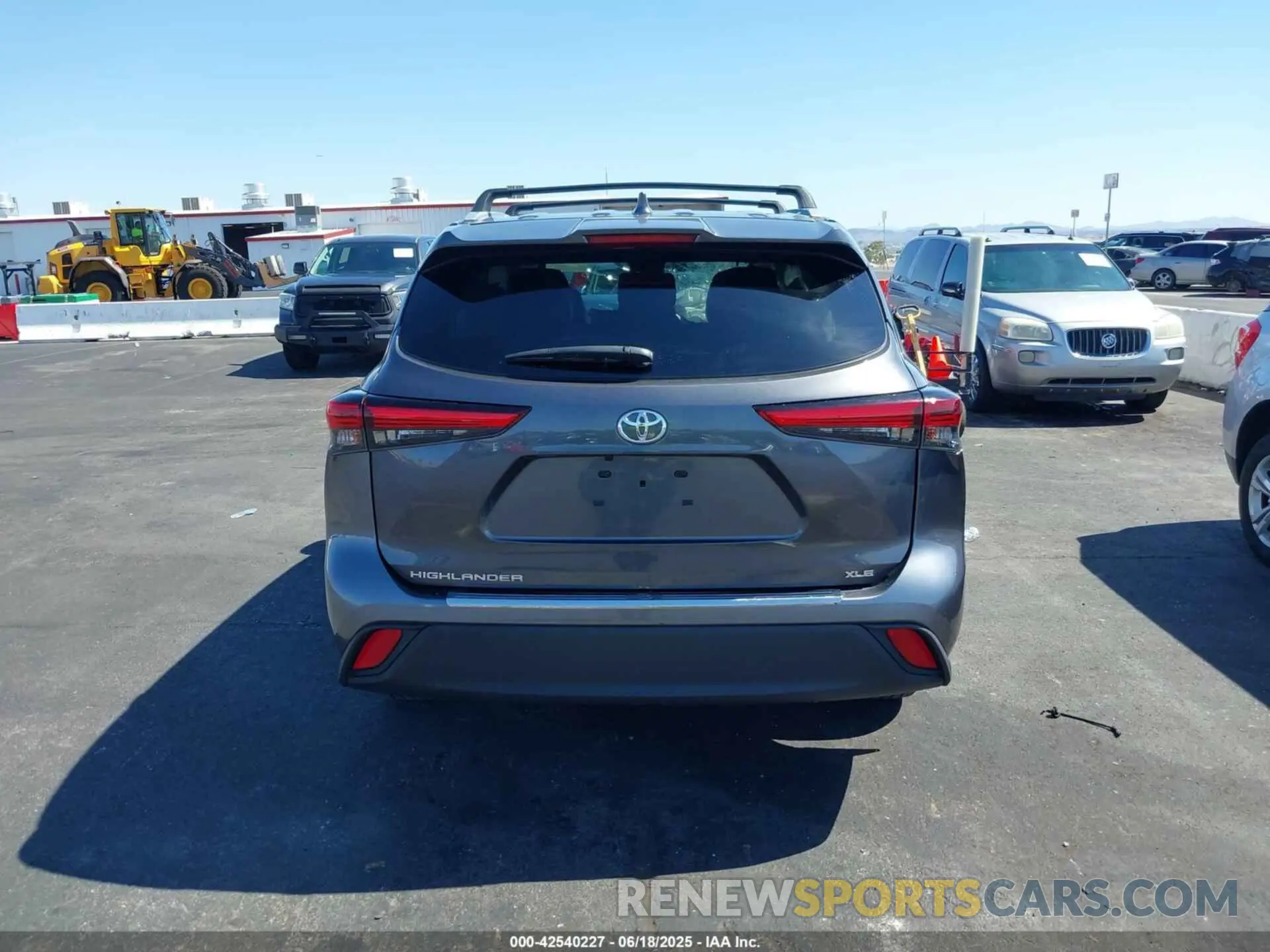 17 Photograph of a damaged car 5TDKDRAH5PS028891 TOYOTA HIGHLANDER 2023