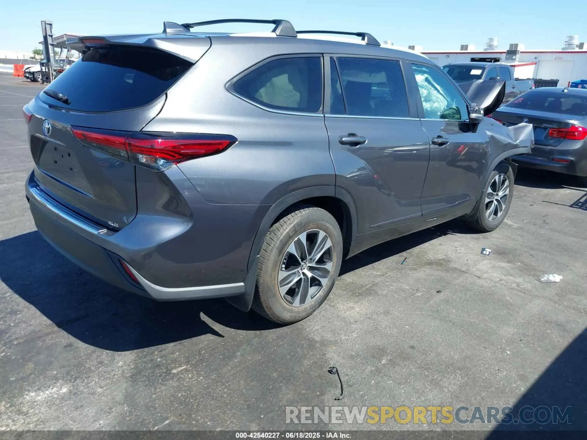 4 Photograph of a damaged car 5TDKDRAH5PS028891 TOYOTA HIGHLANDER 2023