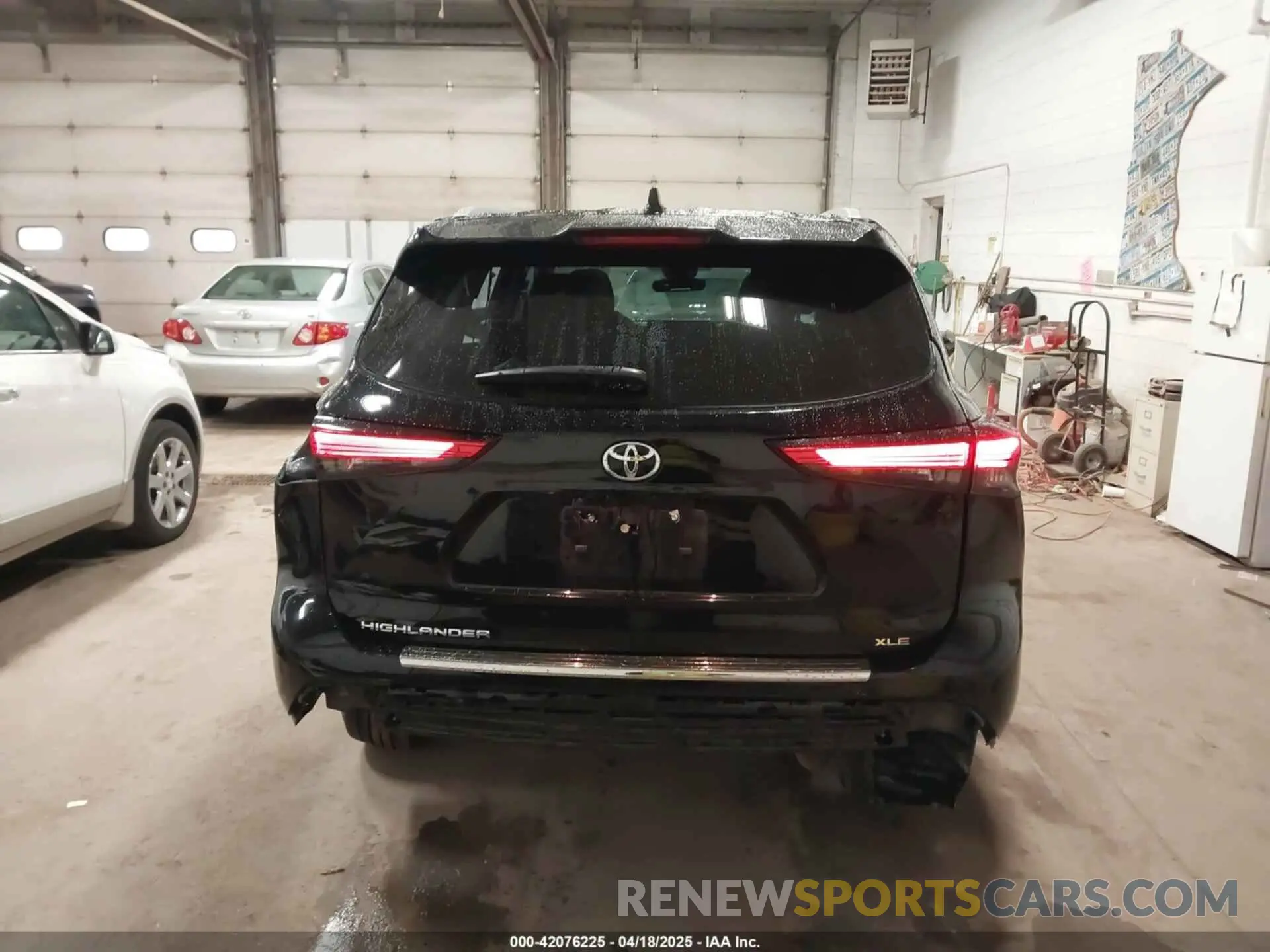17 Photograph of a damaged car 5TDKDRAH8PS020610 TOYOTA HIGHLANDER 2023