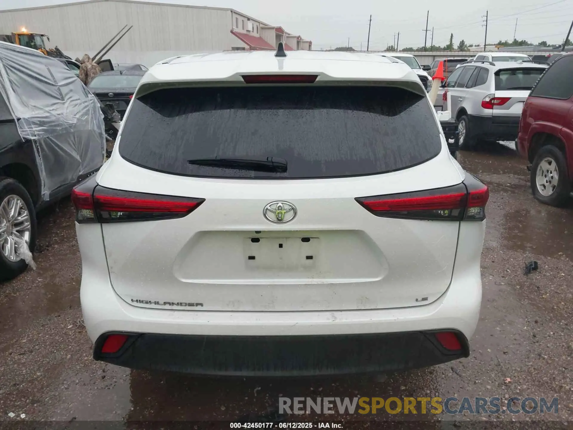 17 Photograph of a damaged car 5TDKDRAH8PS022728 TOYOTA HIGHLANDER 2023