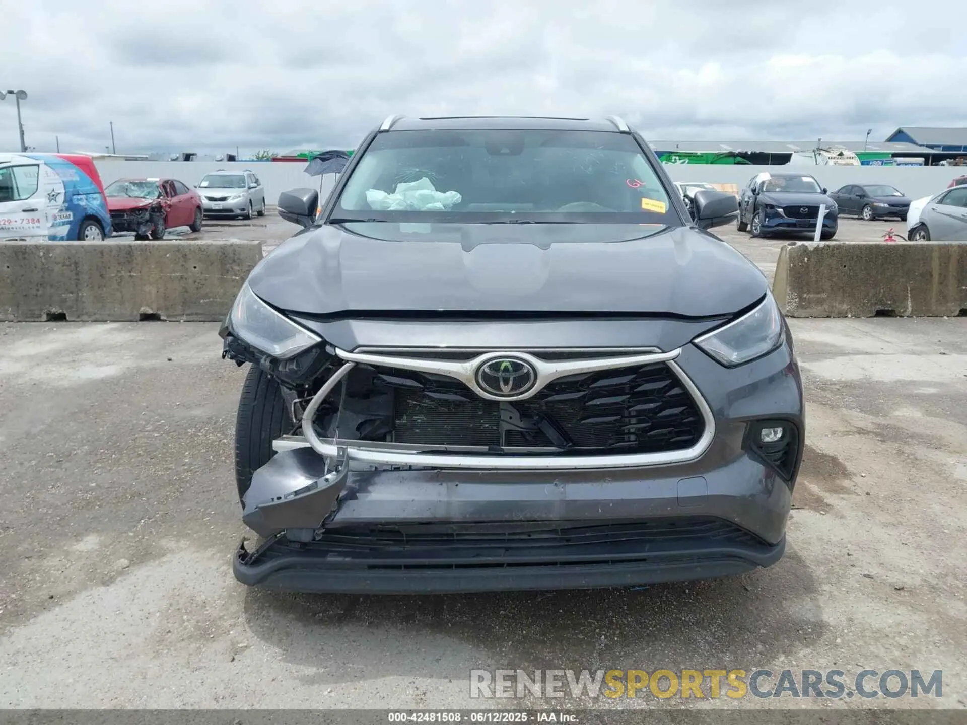 12 Photograph of a damaged car 5TDKDRAH8PS034684 TOYOTA HIGHLANDER 2023