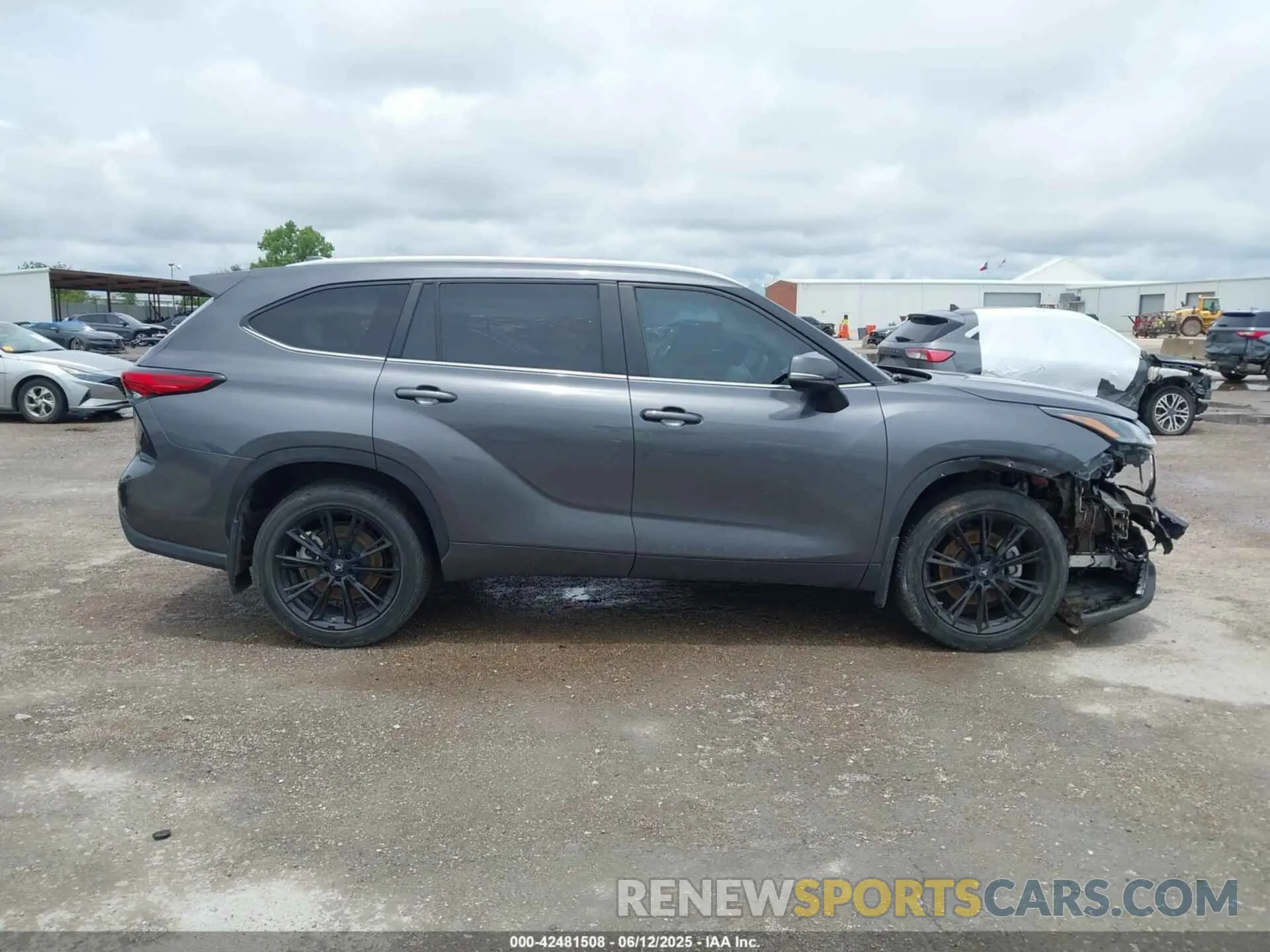 13 Photograph of a damaged car 5TDKDRAH8PS034684 TOYOTA HIGHLANDER 2023
