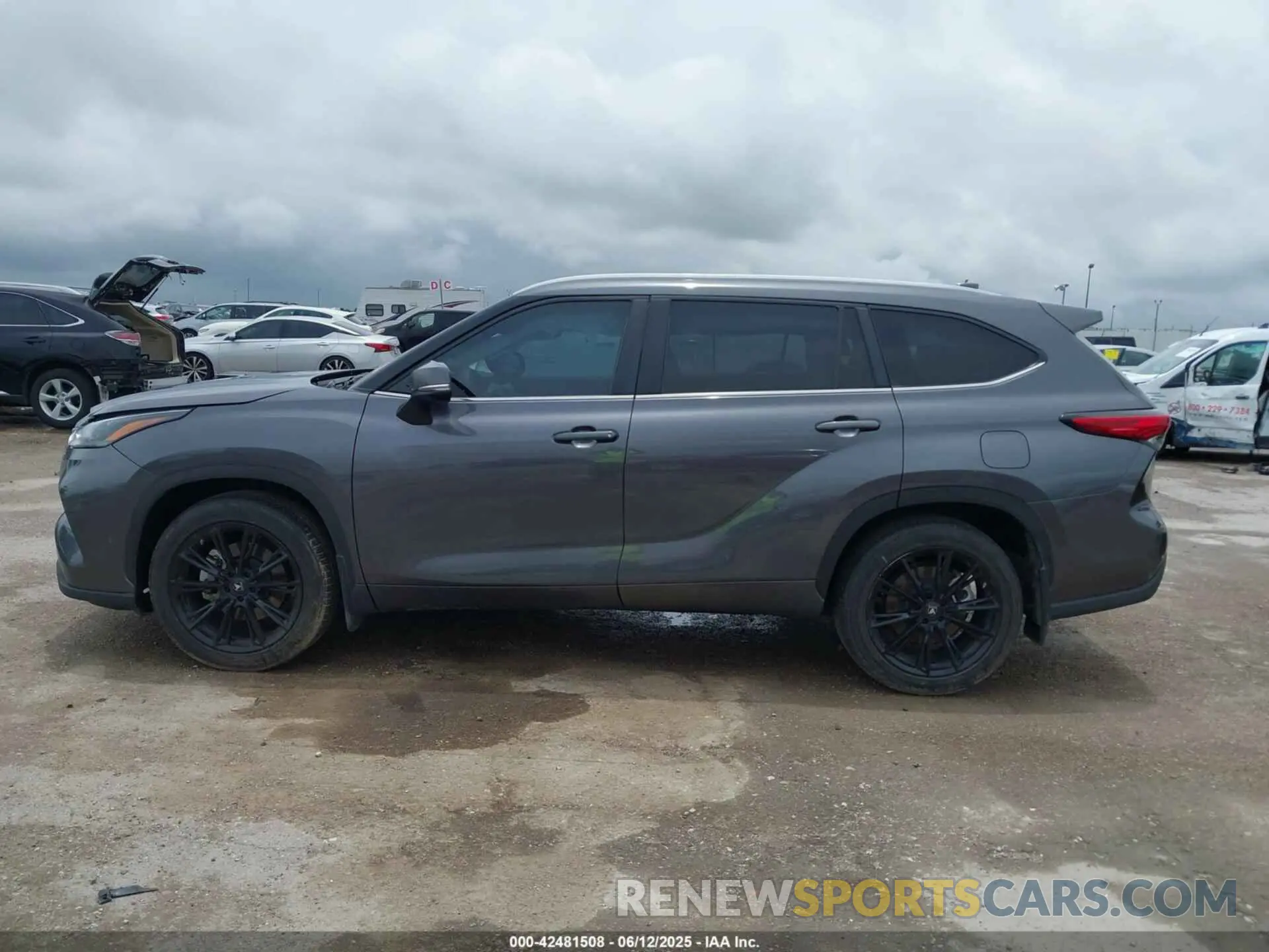 14 Photograph of a damaged car 5TDKDRAH8PS034684 TOYOTA HIGHLANDER 2023