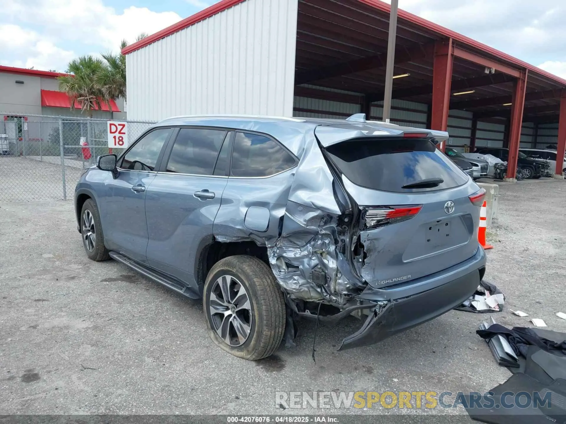 3 Фотография поврежденного автомобиля 5TDKDRAHXPS504973 TOYOTA HIGHLANDER 2023