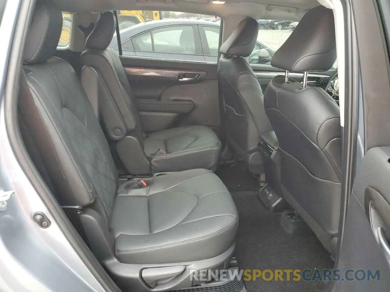 11 Photograph of a damaged car 5TDEBRCH3RS638808 TOYOTA HIGHLANDER 2024