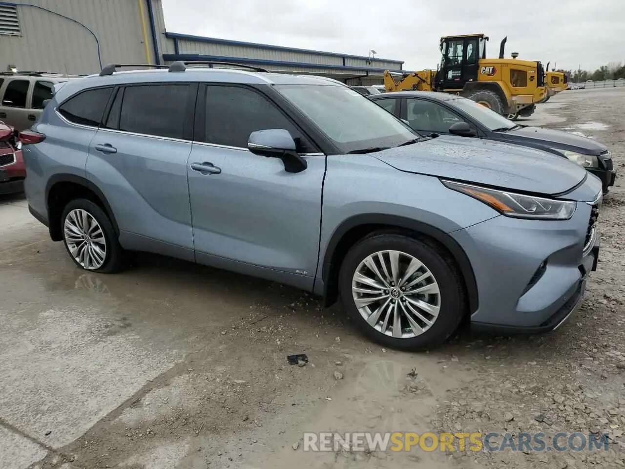 4 Photograph of a damaged car 5TDEBRCH3RS638808 TOYOTA HIGHLANDER 2024