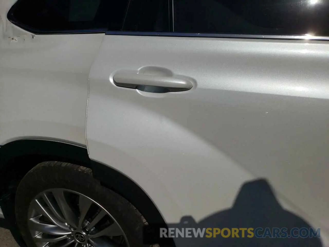 11 Photograph of a damaged car 5TDEBRCH6RS636695 TOYOTA HIGHLANDER 2024