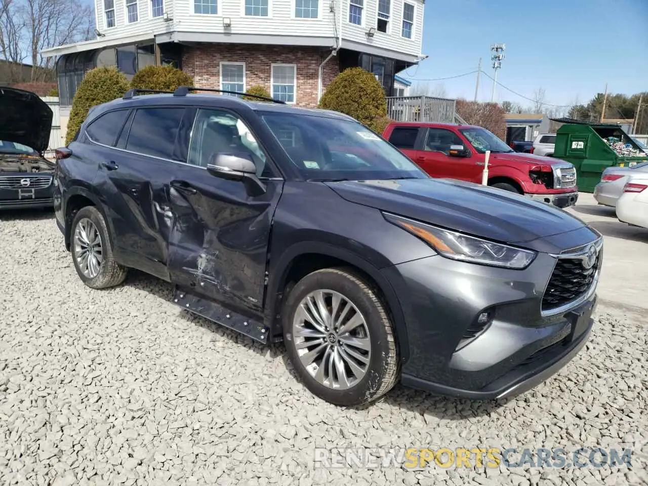 4 Photograph of a damaged car 5TDEBRCHXRS609595 TOYOTA HIGHLANDER 2024