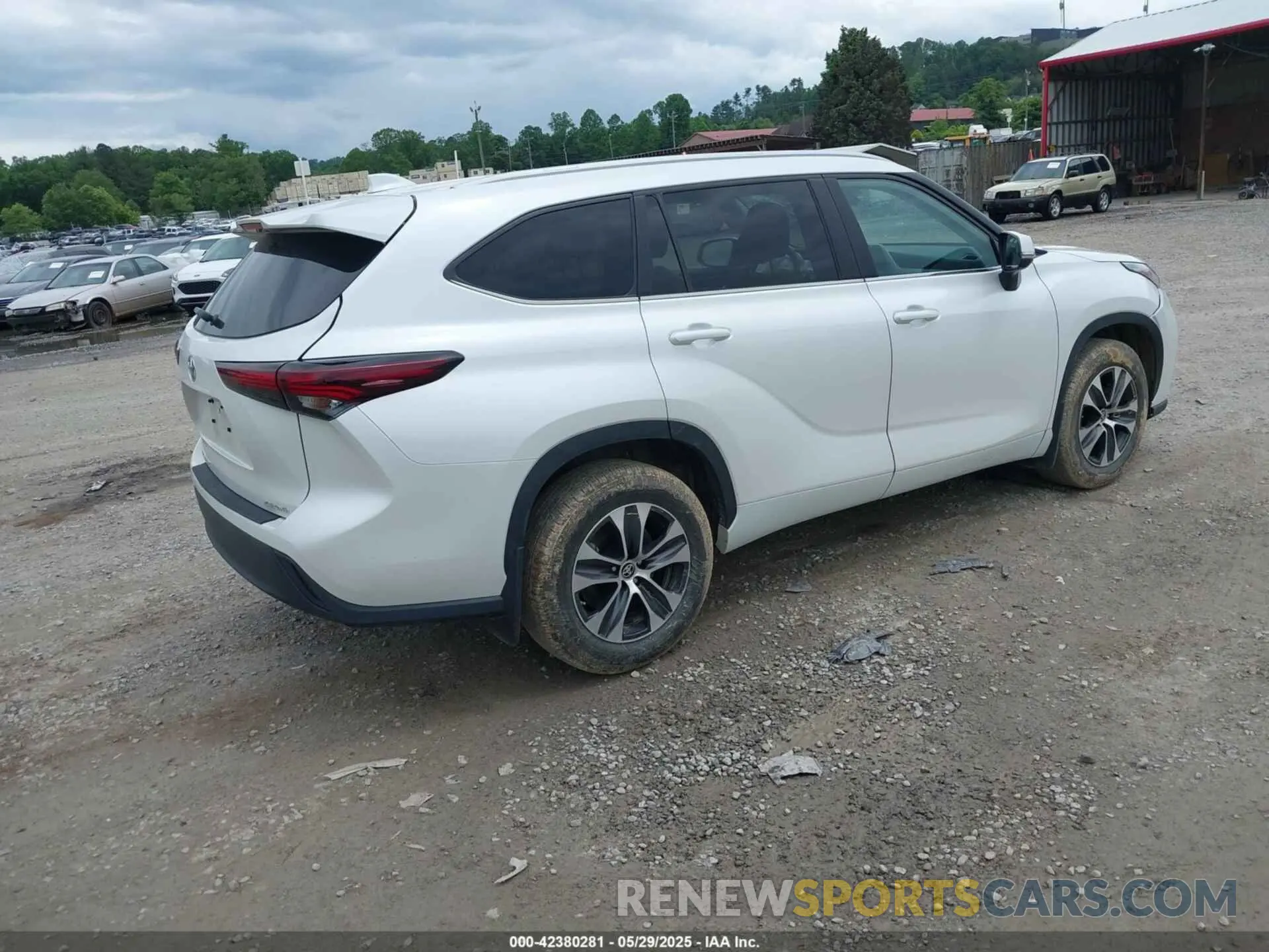 4 Photograph of a damaged car 5TDKDRBH1RS551813 TOYOTA HIGHLANDER 2024