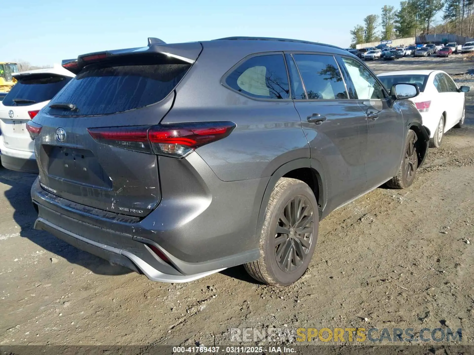 4 Photograph of a damaged car 5TDKDRBH3RS531823 TOYOTA HIGHLANDER 2024