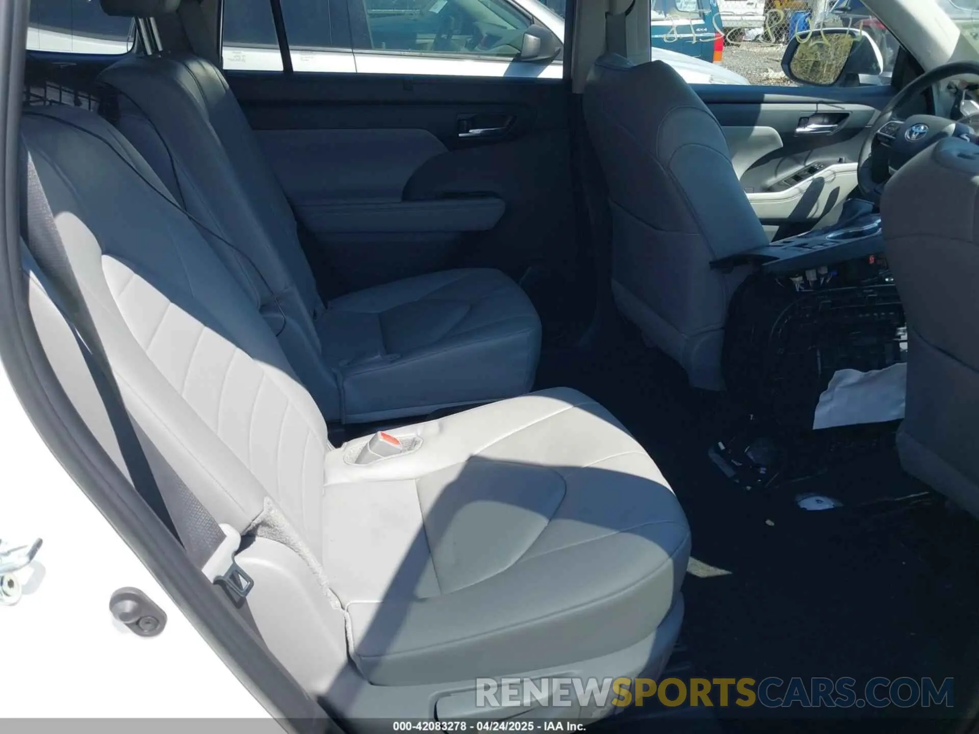 8 Photograph of a damaged car 5TDKDRBH6RS544226 TOYOTA HIGHLANDER 2024