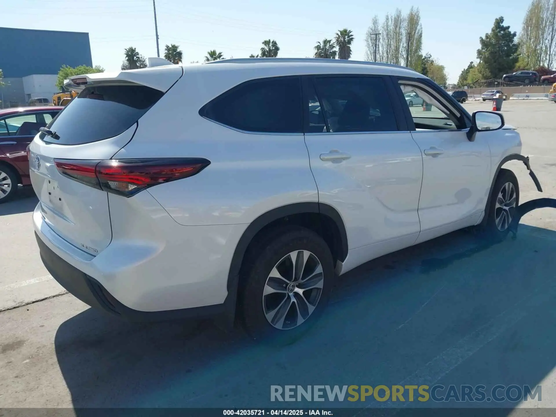 4 Photograph of a damaged car 5TDKDRBH7RS547443 TOYOTA HIGHLANDER 2024
