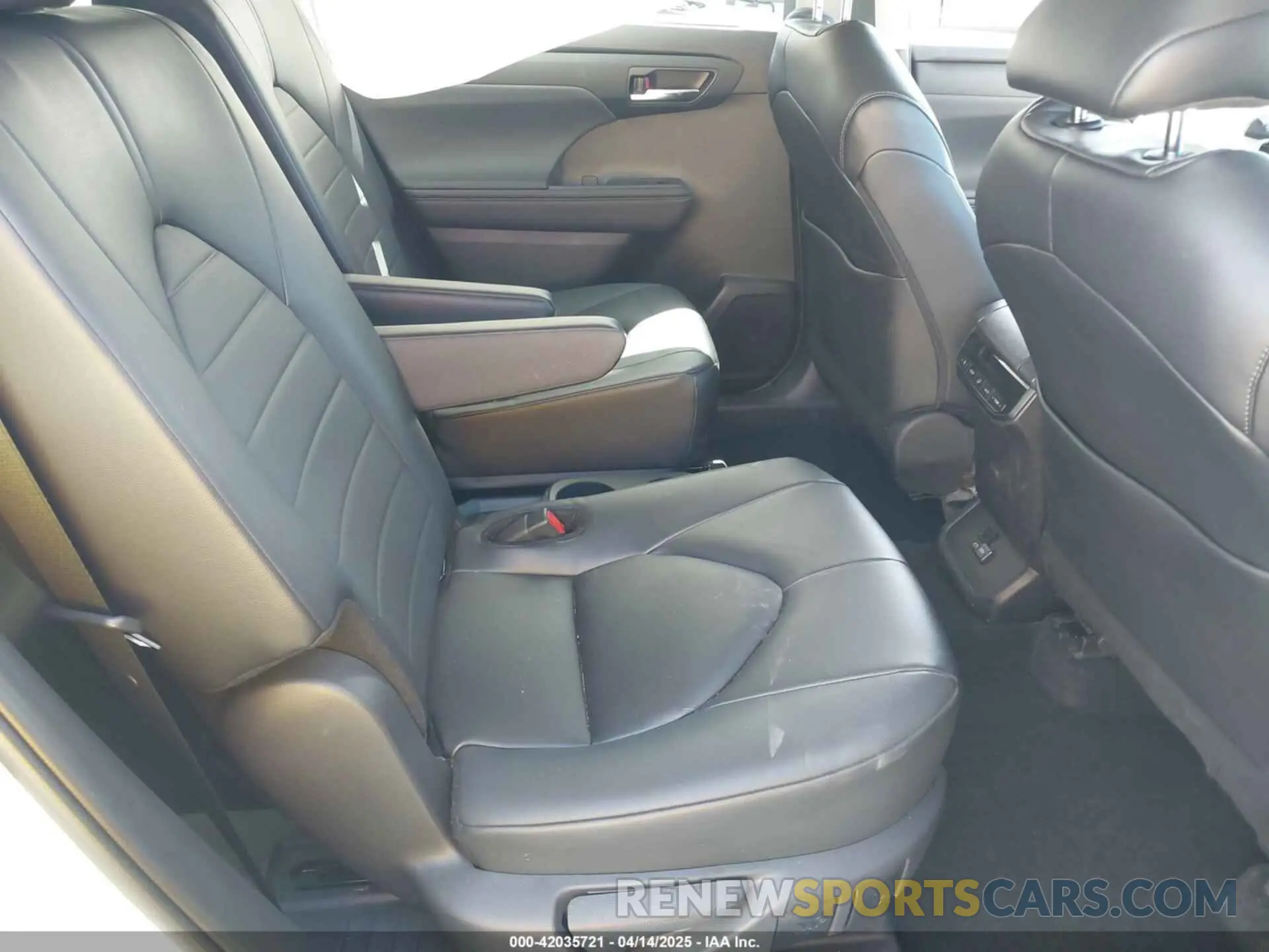8 Photograph of a damaged car 5TDKDRBH7RS547443 TOYOTA HIGHLANDER 2024